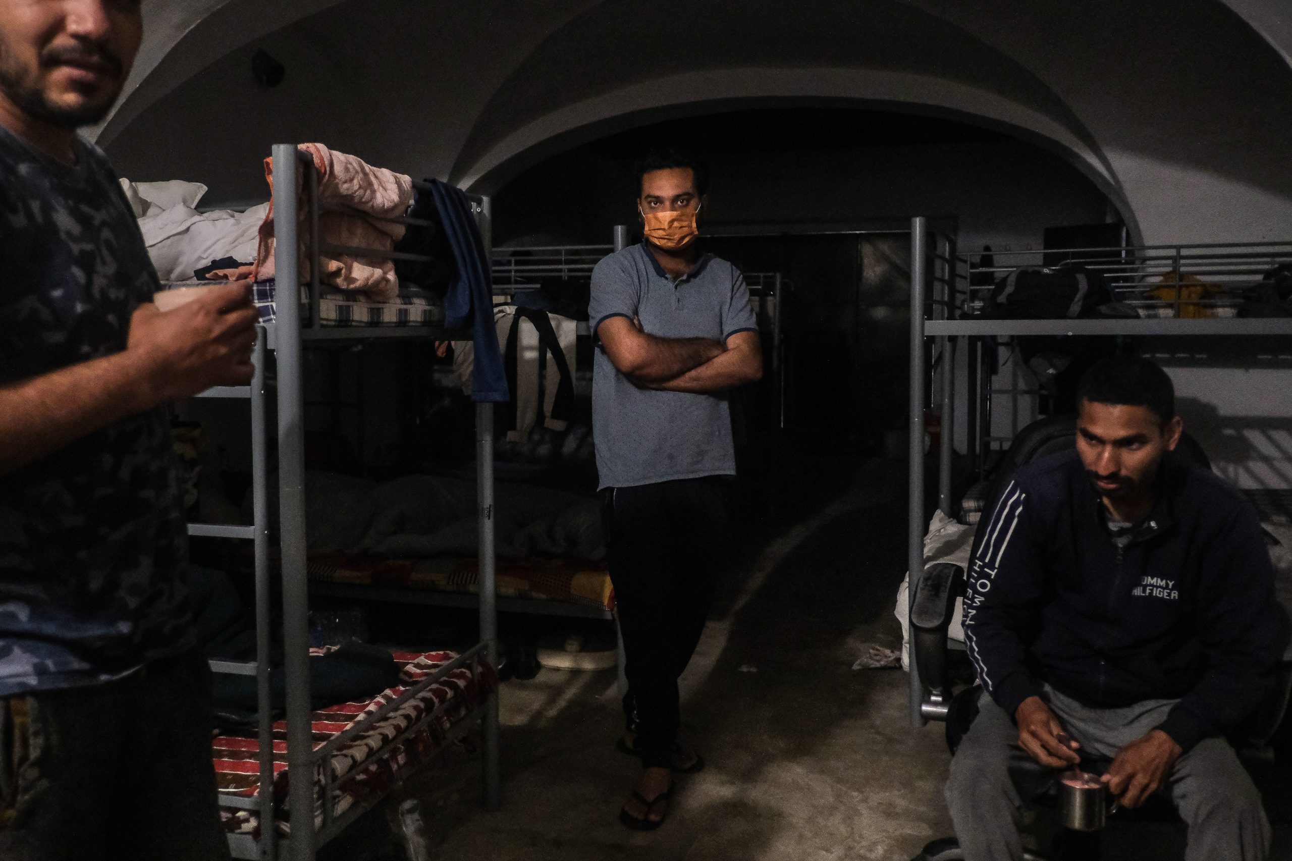 Sobreviver no Alentejo. Há quem pague 100 euros por uma cama num quarto com vinte pessoas