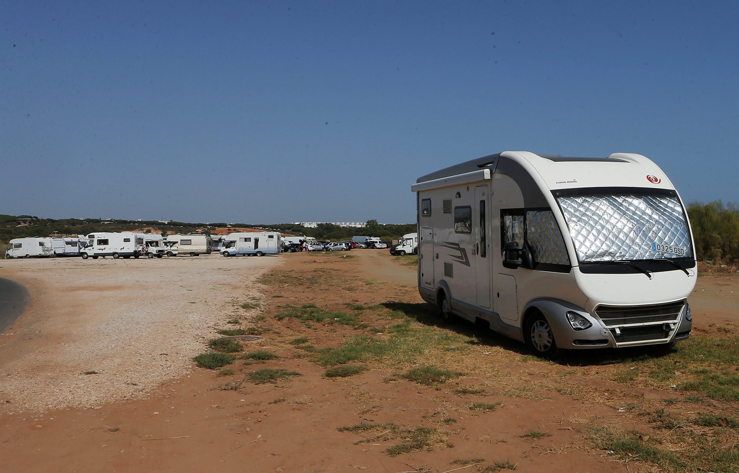 Lixo e excrementos são marcas do autocaravanismo selvagem e impunidade permanece