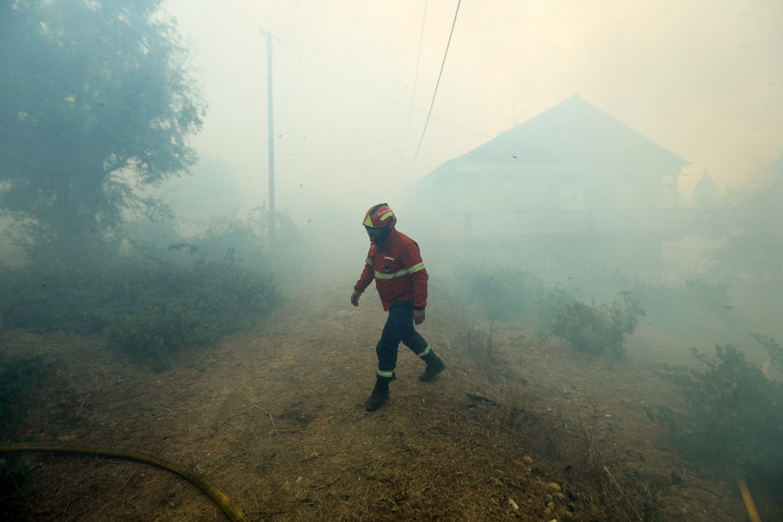Incêndios: Quatro meios aéreos e 155 operacionais combatem fogo em Monção