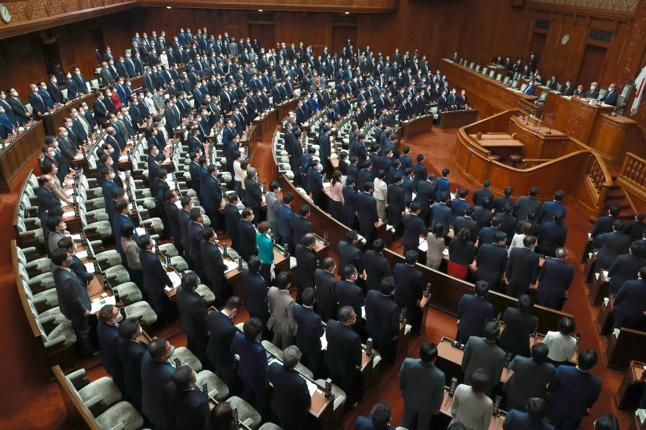 Primeira-ministra japonesa junta-se à luta por mais casas de banho femininas no parlamento