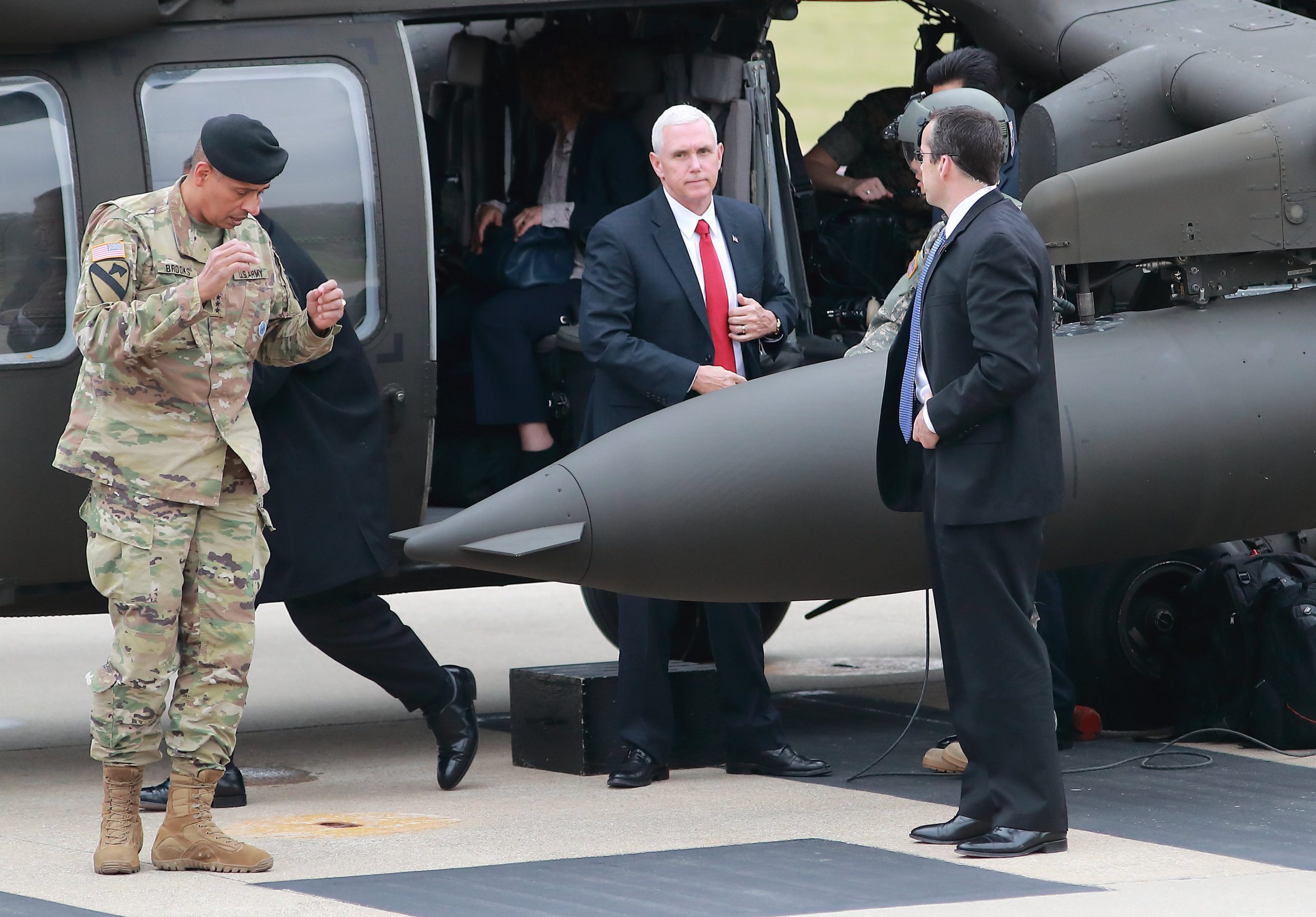 Mike Pence visita fronteira coreana após “provocação” de Pyongyang