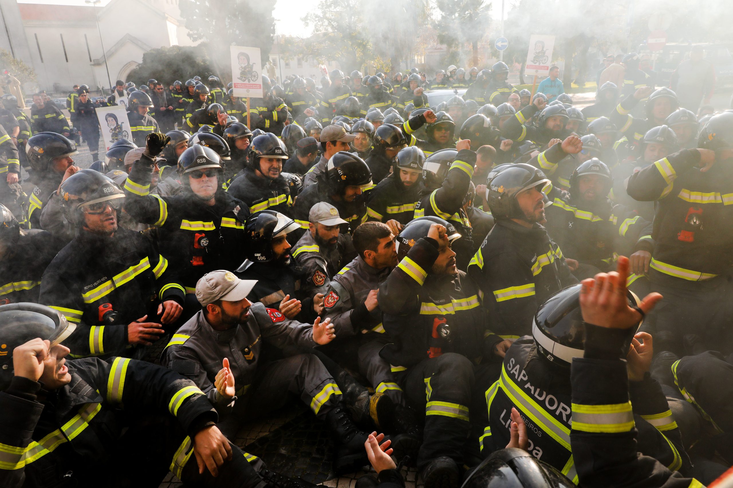 Cerca de 200 bombeiros manifestam-se junto ao Conselho de Ministros