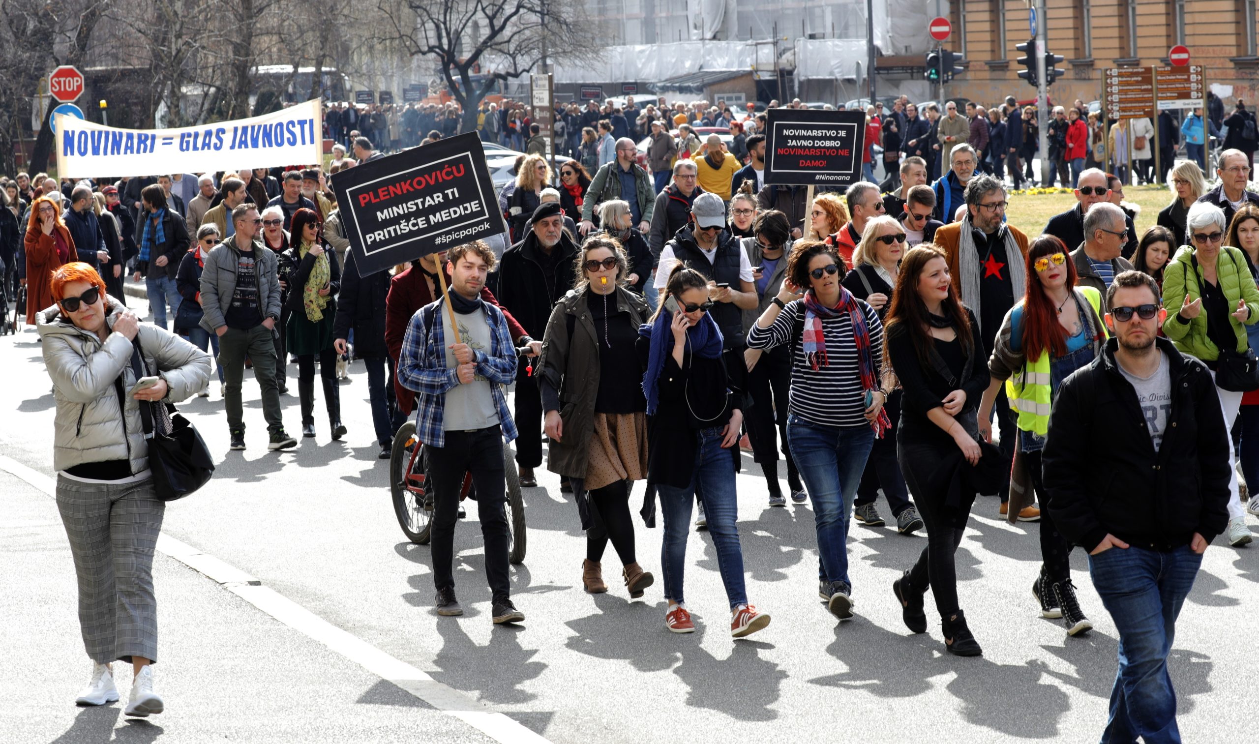 Centenas de jornalistas croatas em manifestação contra a censura em Zagreb
