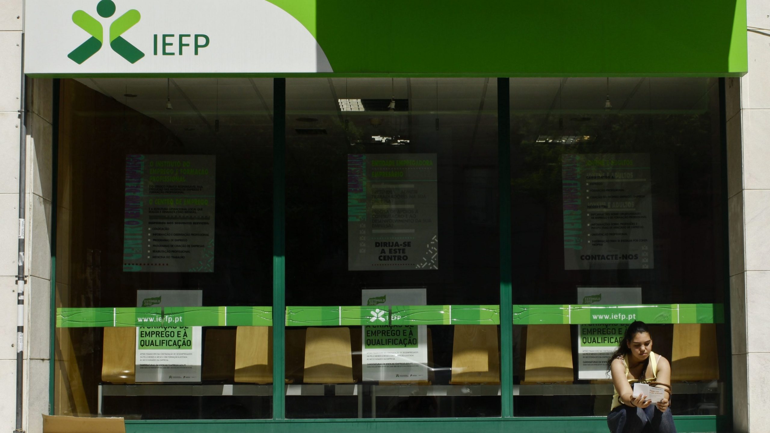 Casais com ambos elementos no desemprego recuam para 5.074 em março