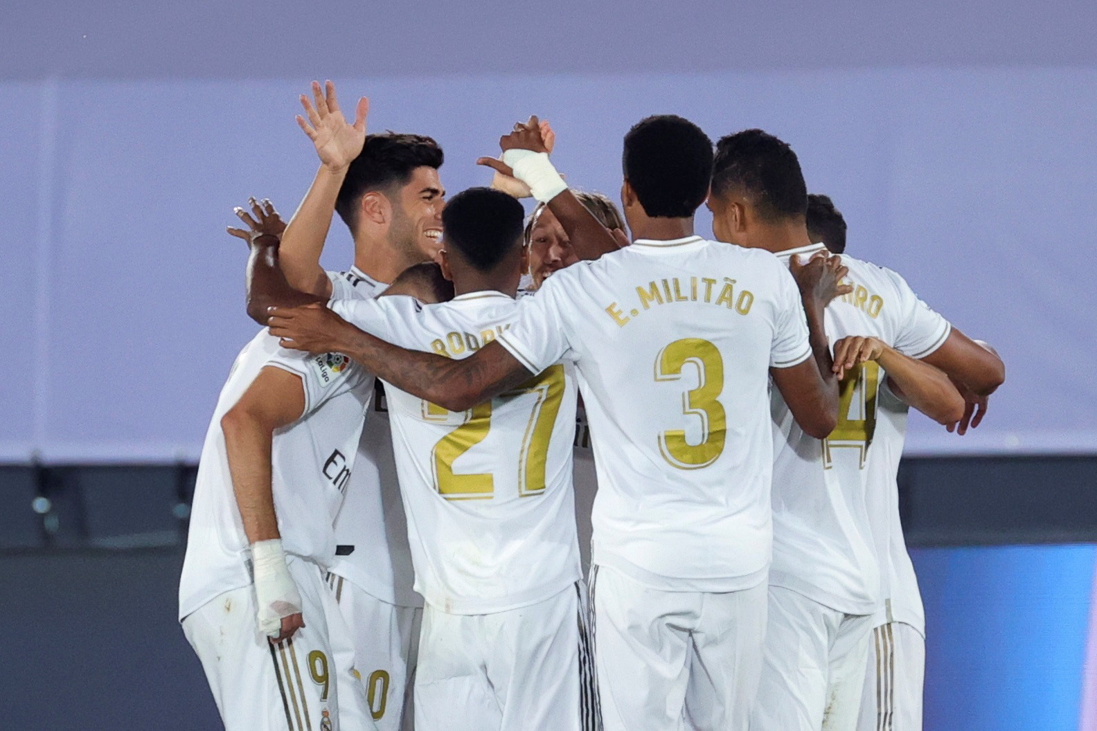 Real Madrid vence Alavés por 2-0 e mantém quatro de avanço sobre o FC Barcelona
