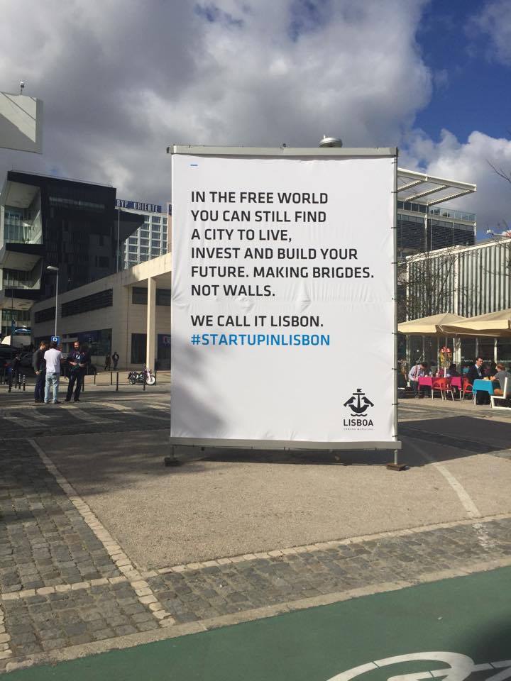 Câmara de Lisboa coloca cartaz anti-Trump (e com erro) nas imediações da Web Summit