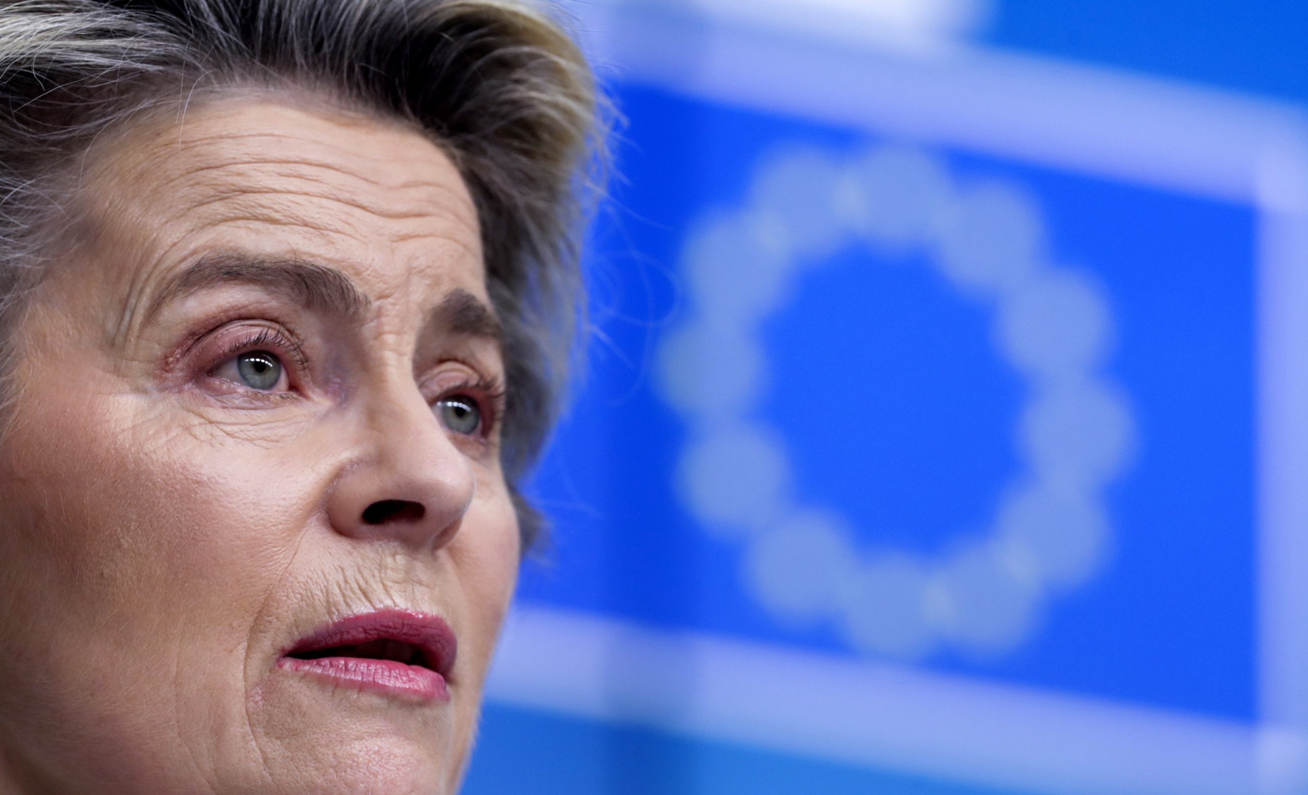 Quatro líderes da UE pedem a Von der Leyen para acelerar novas vacinas