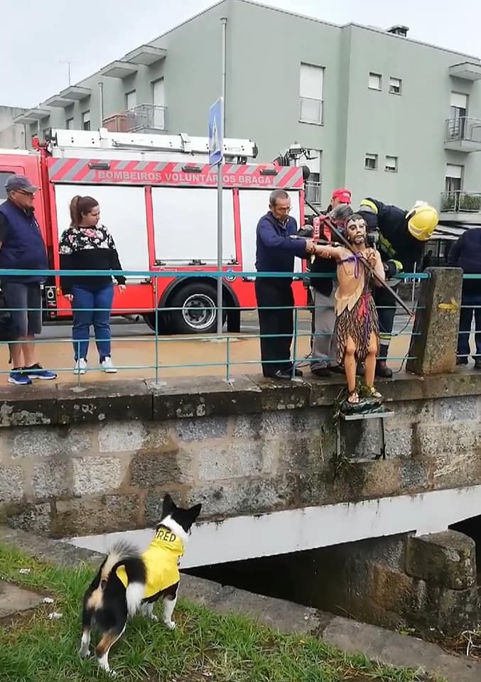 Bombeiros resgatam imagem de São João arrastada pelo rio em Braga