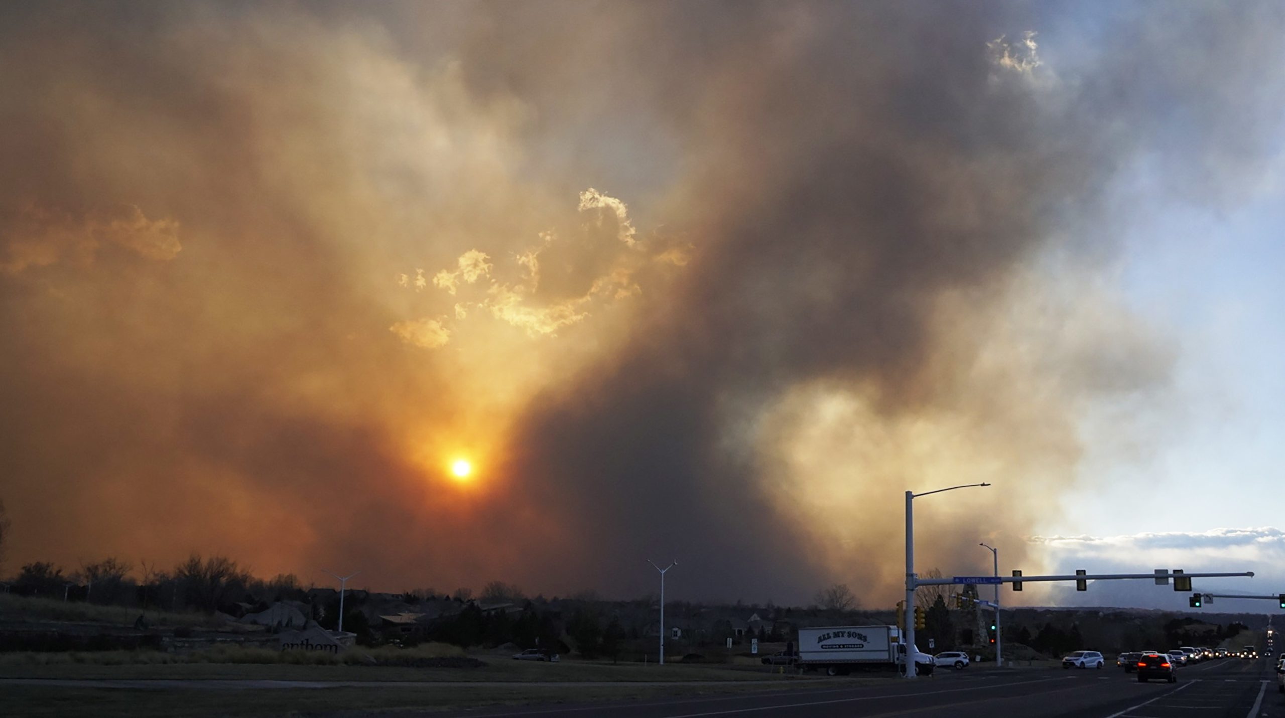 Nevão apaga chamas devastadoras no oeste dos Estados Unidos