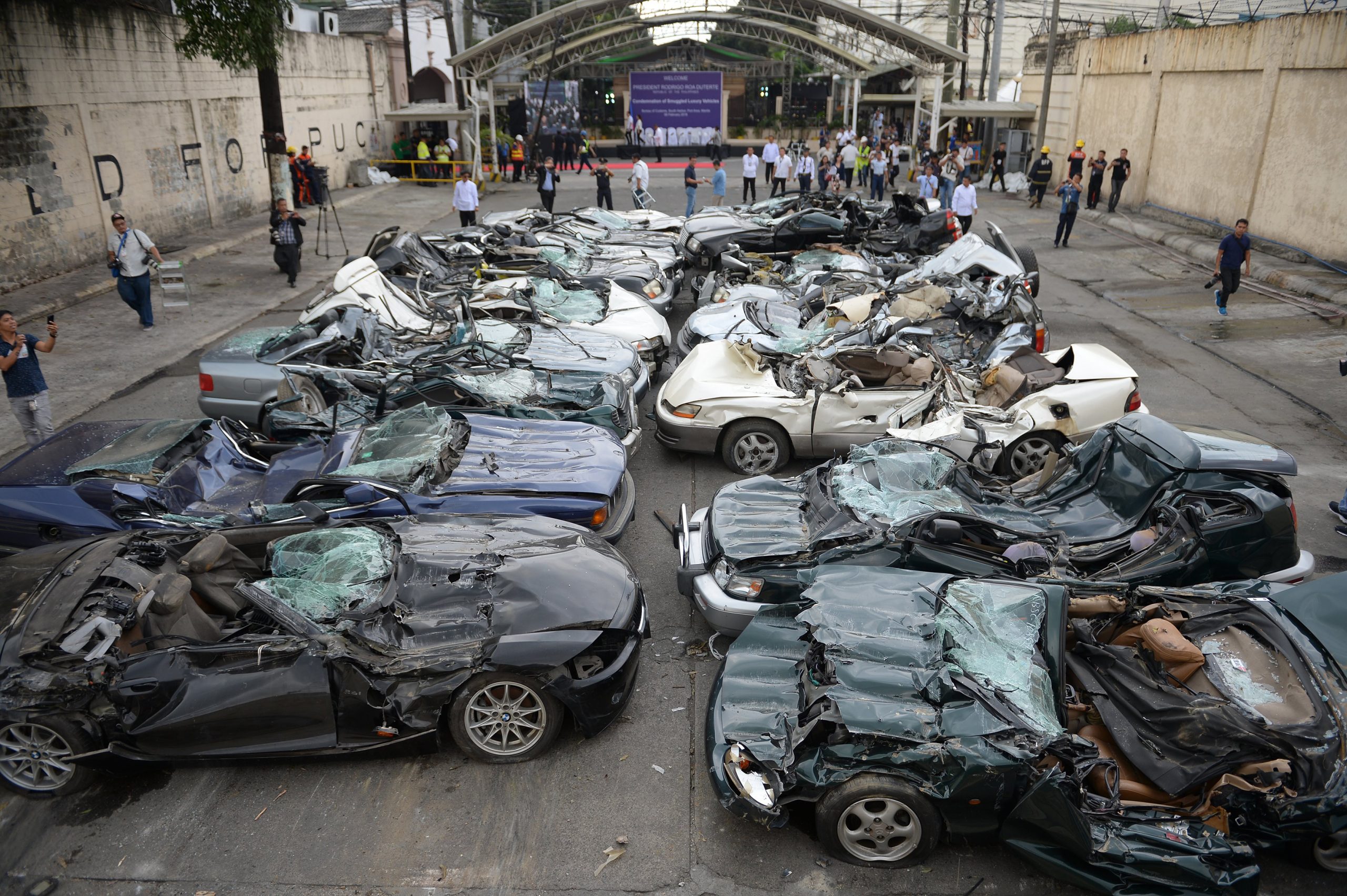 De luxo a lixo. Rodrigo Duterte destrói duas dezenas de Porsches, Mercedes e Jaguares