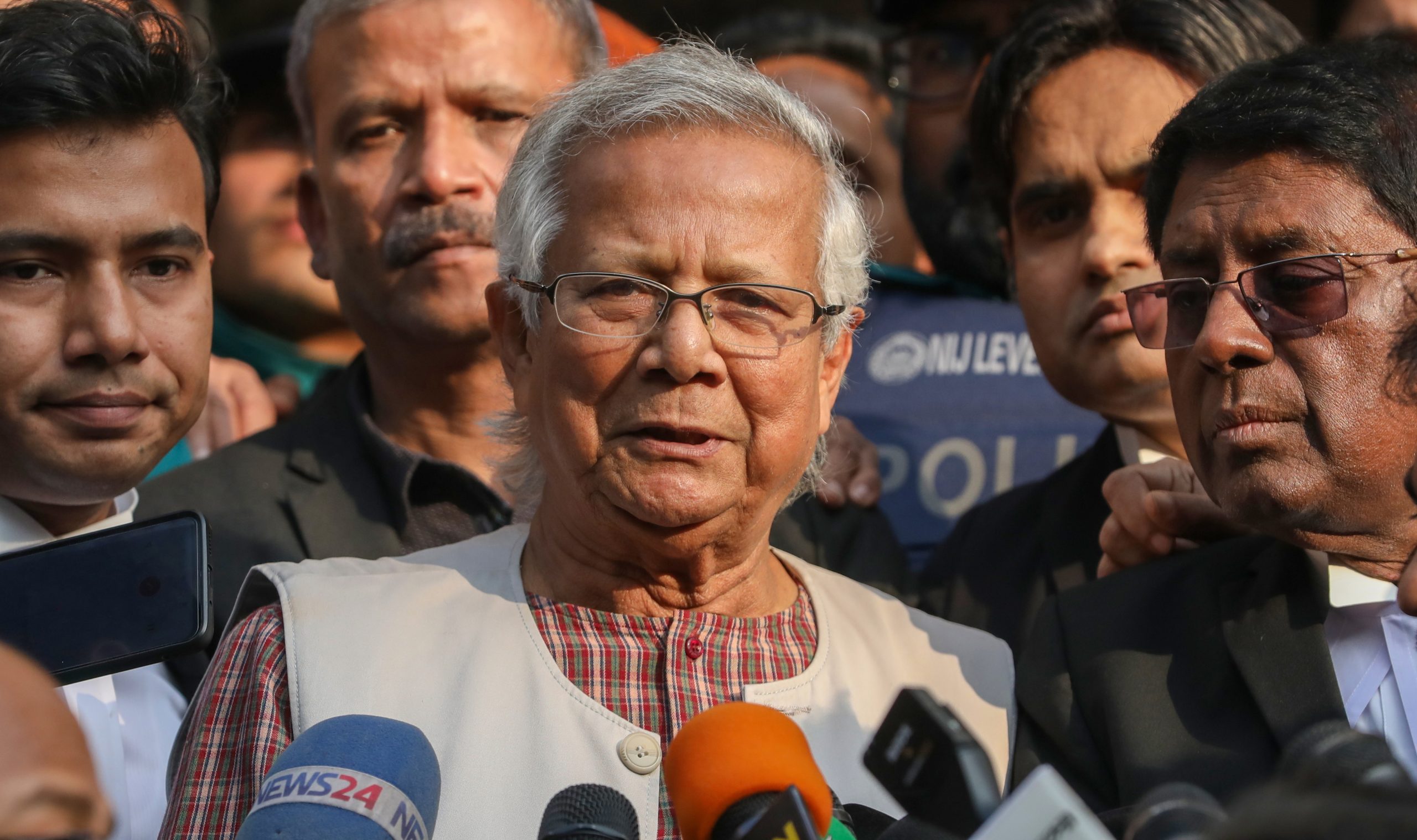 Vencedor do Nobel da Paz regressa ao Bangladesh para assumir o governo interino e restaurar “a lei e a ordem”