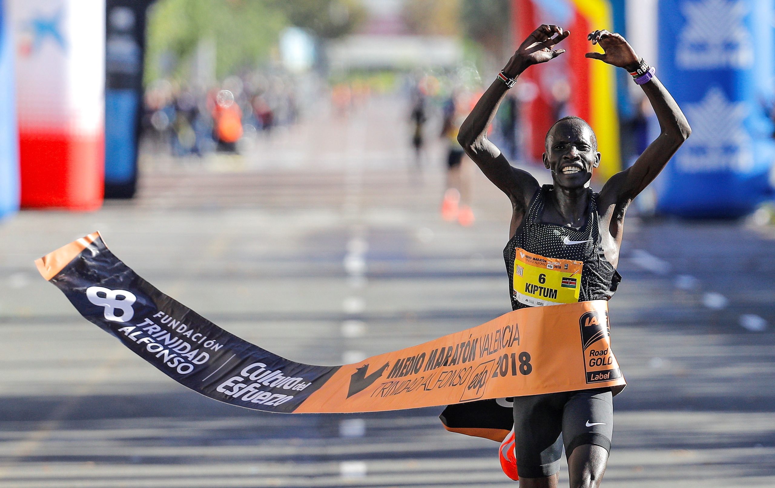 Recordista mundial da meia maratona suspenso por anomalias no passaporte biológico