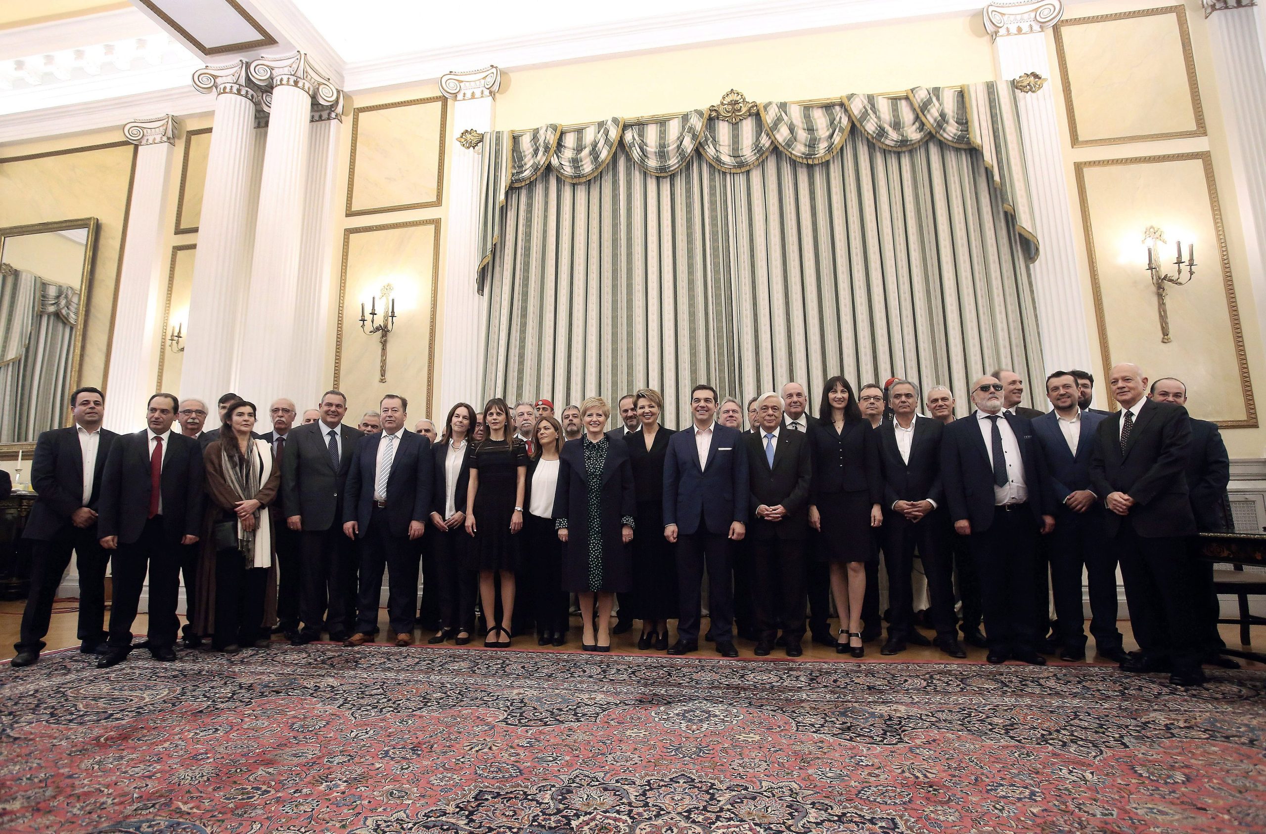 Governo grego remodelado promete um “novo começo”