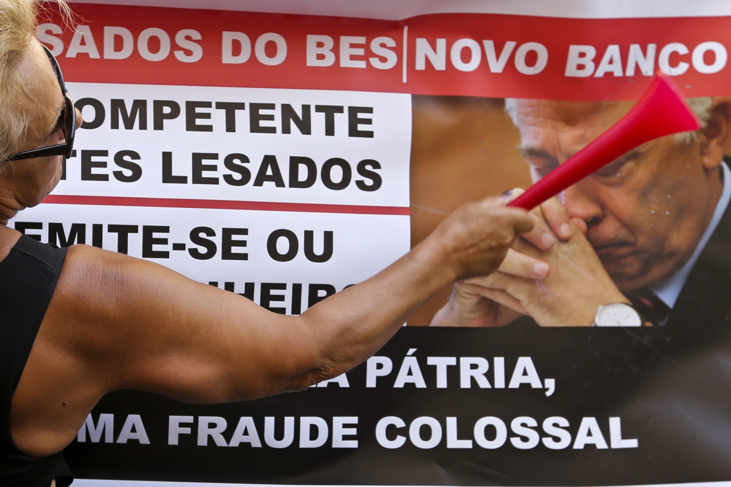 “Isto é uma doença para nós”. Emigrantes lesados do BES em protesto falam de “crime” e “vergonha”