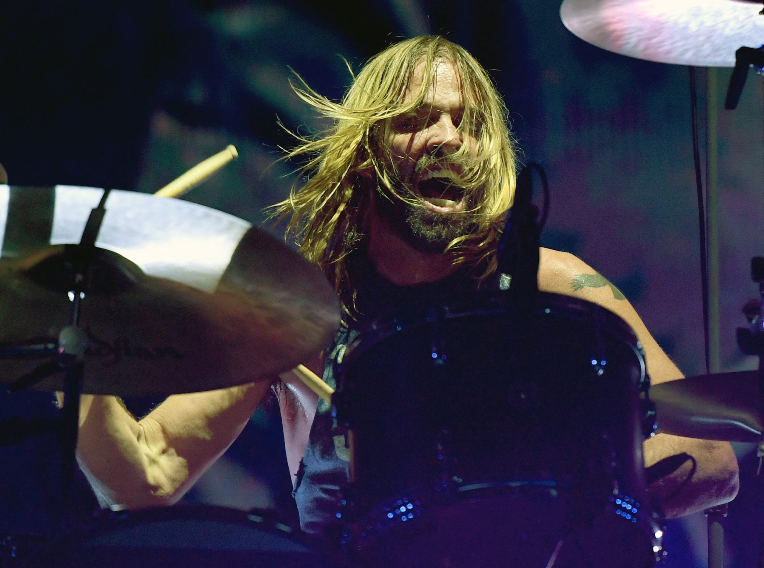 Morreu Taylor Hawkins, o baterista dos Foo Fighters. Tinha 50 anos