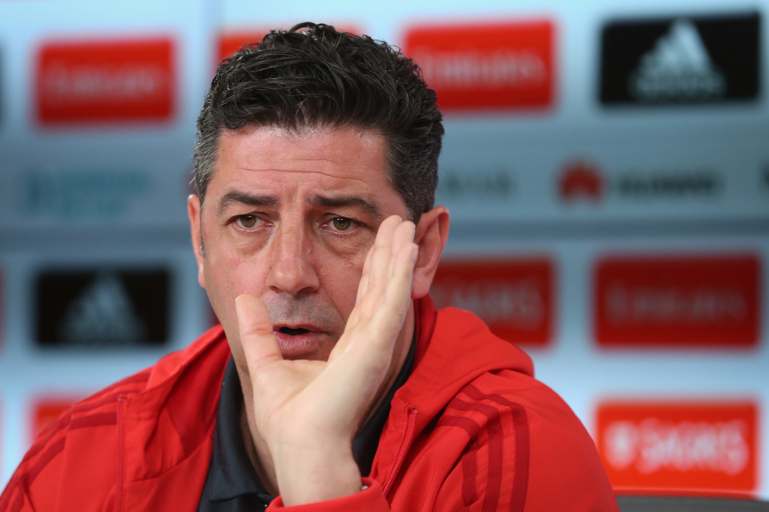 Rui Vitória pede “onze Eusébios” para vencer o FC Porto