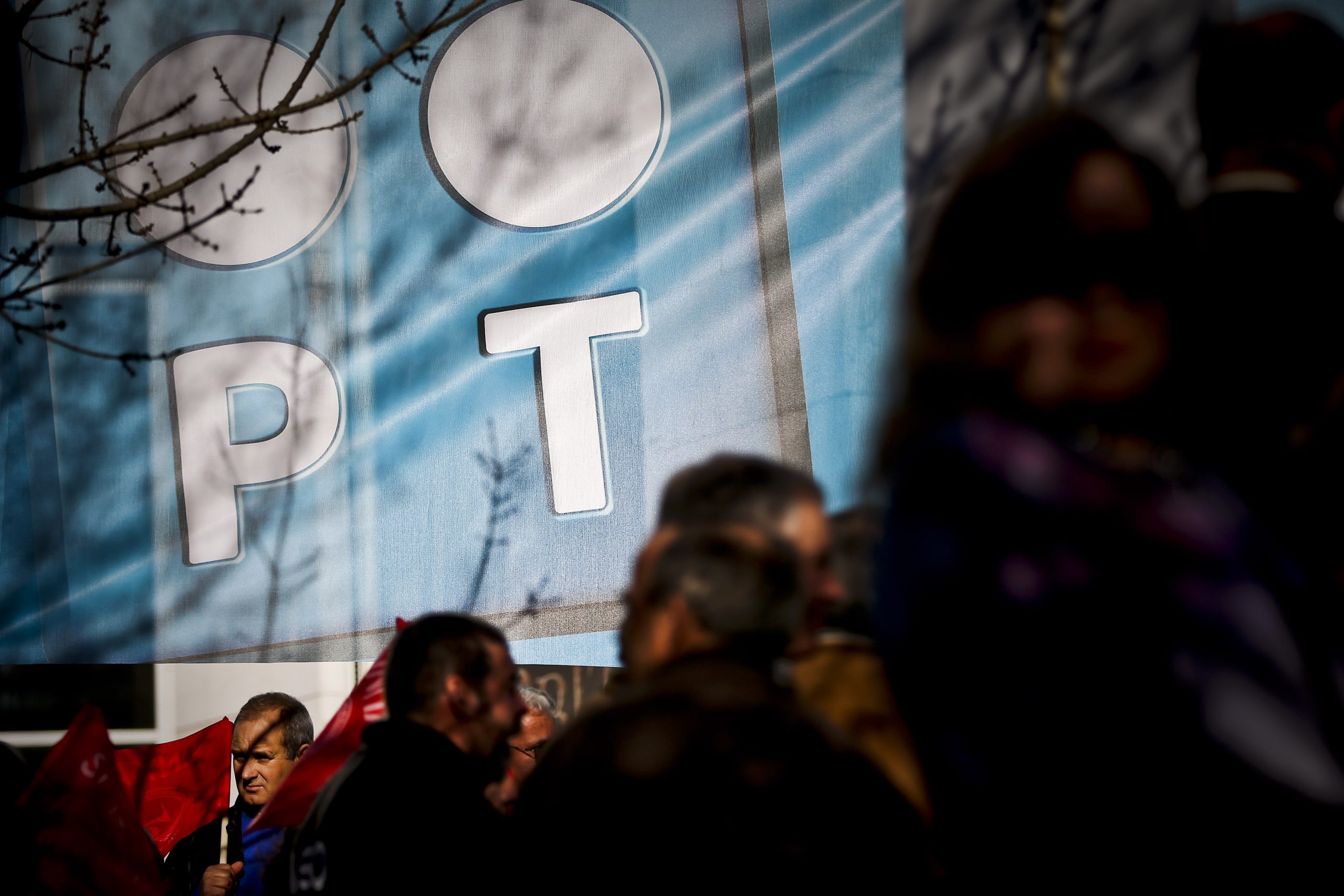 Representantes de trabalhadores da PT/Meo entregam na Assembleia da República petição com 8 mil assinaturas
