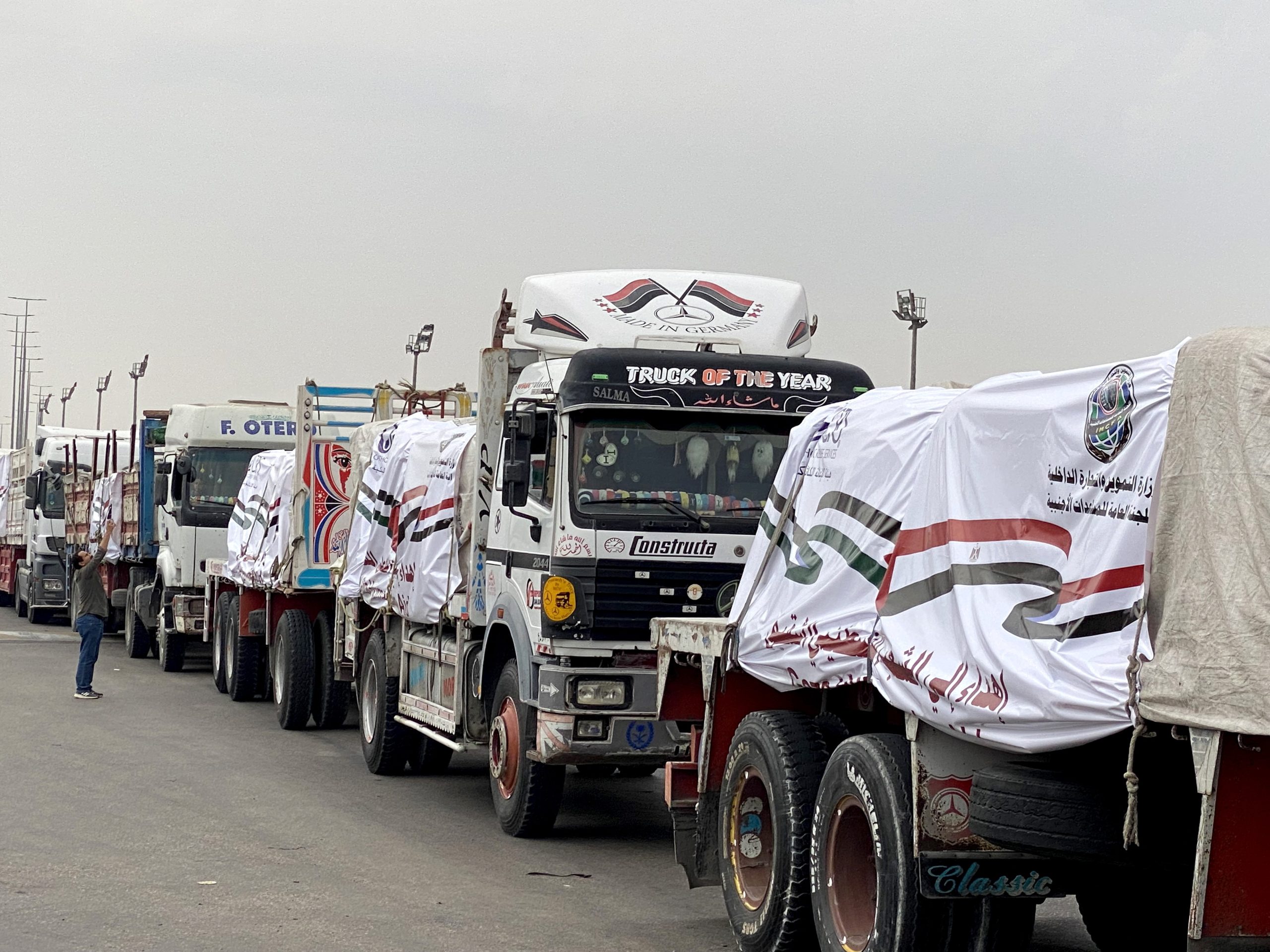 Centenas de estrangeiros e sete feridos aproveitam reabertura da passagem de Rafah