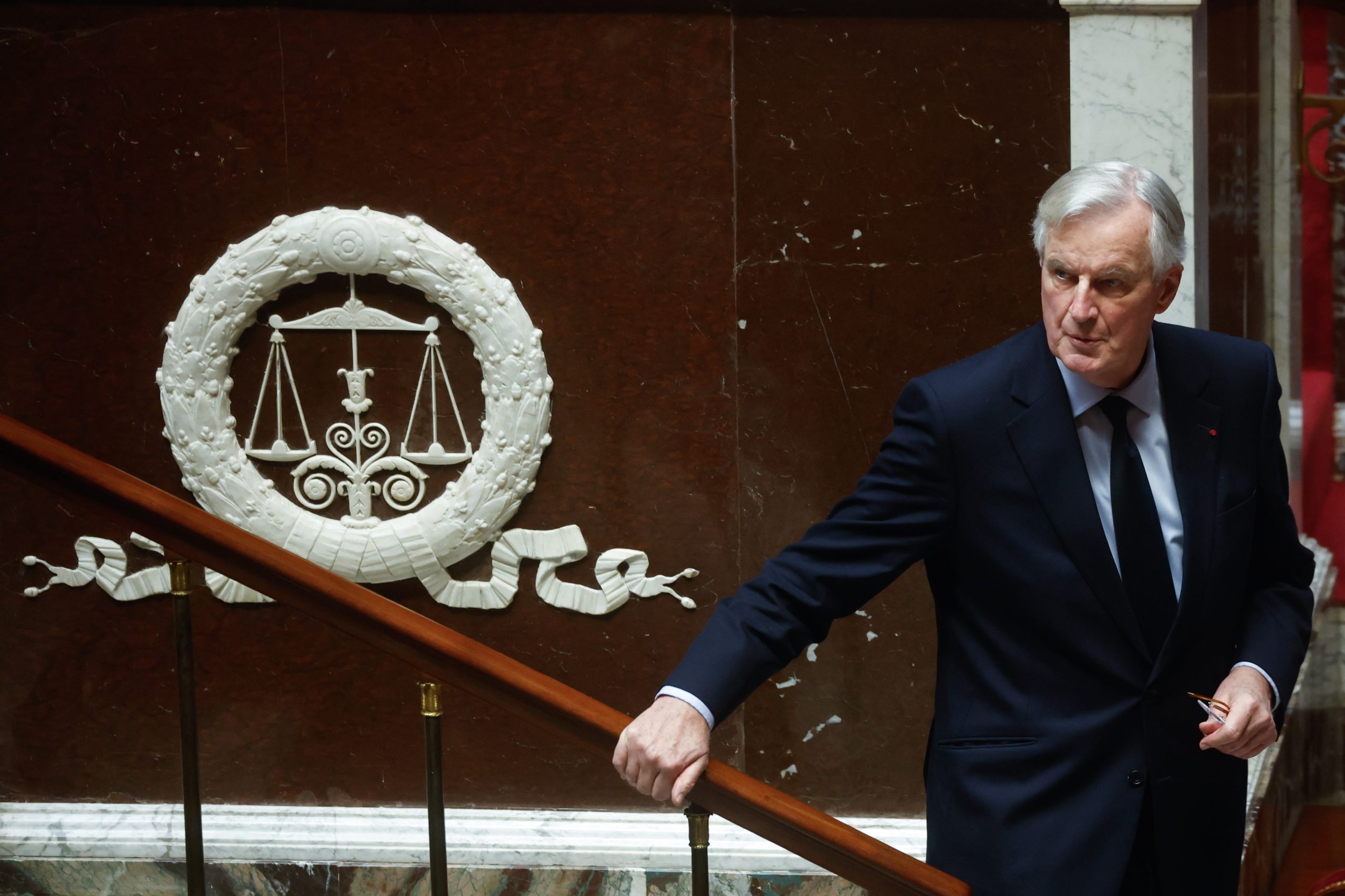 Esquerda e extrema-direita francesas censuram primeiro-ministro