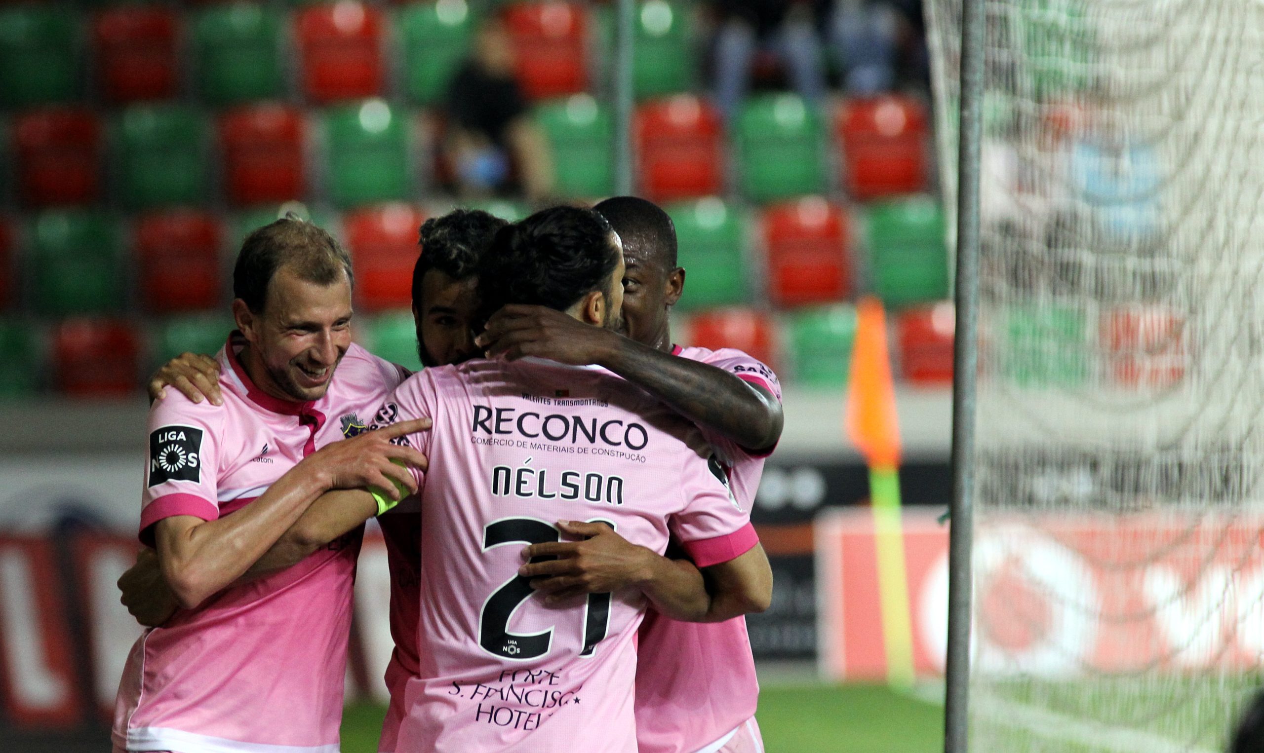 Jogadores do Desportivo de Chaves leiloam camisolas para ajudar menina com doença rara