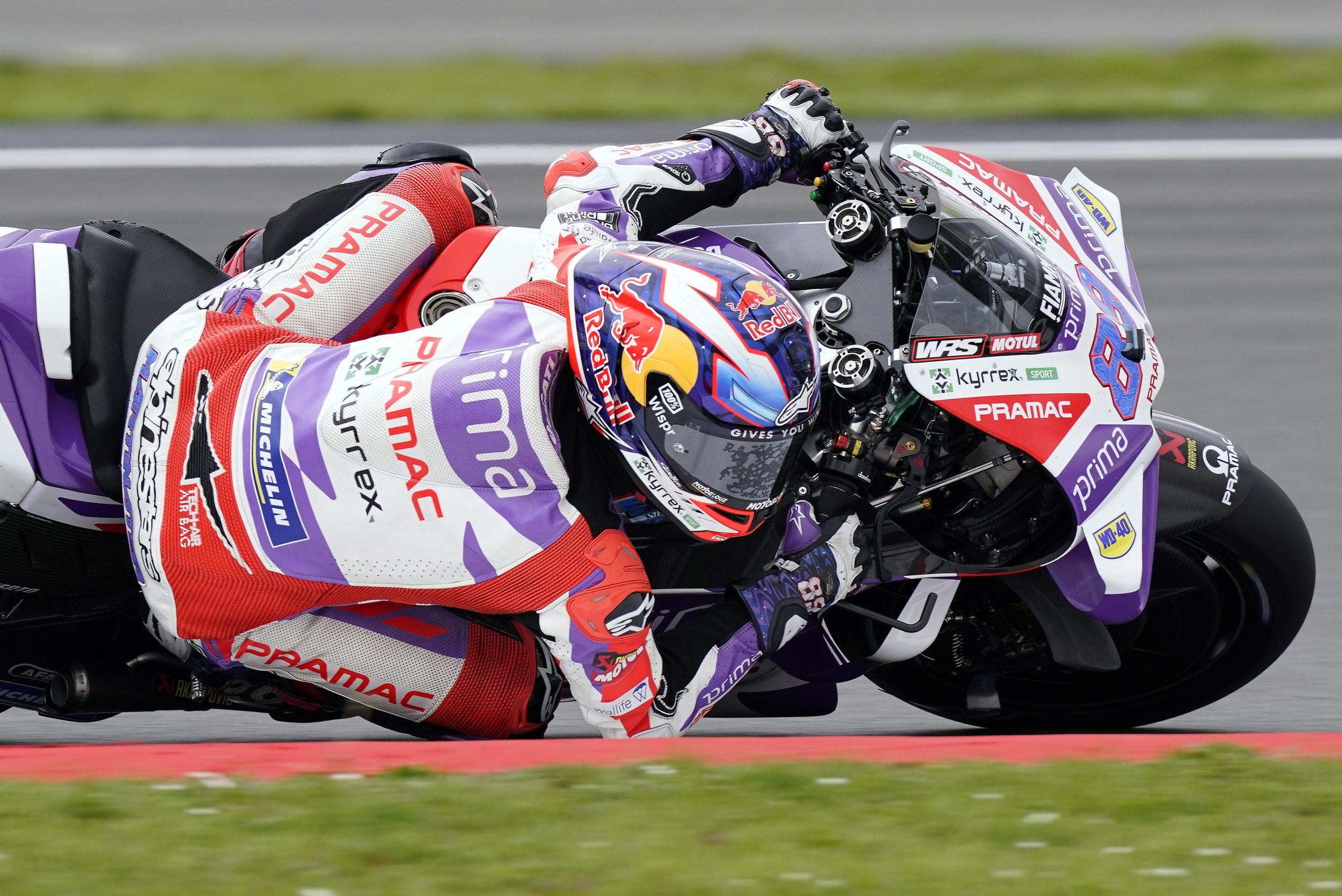 Jorge Martin penalizado com volta longa por incidente com Miguel Oliveira