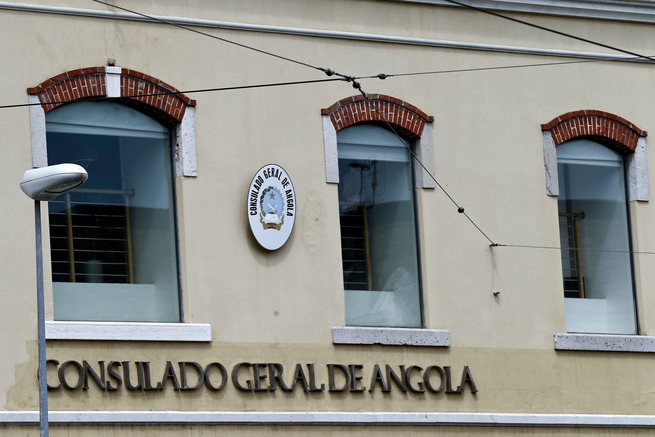 Antigo embaixador angolano apresenta queixa-crime em Portugal para investigar Justiça