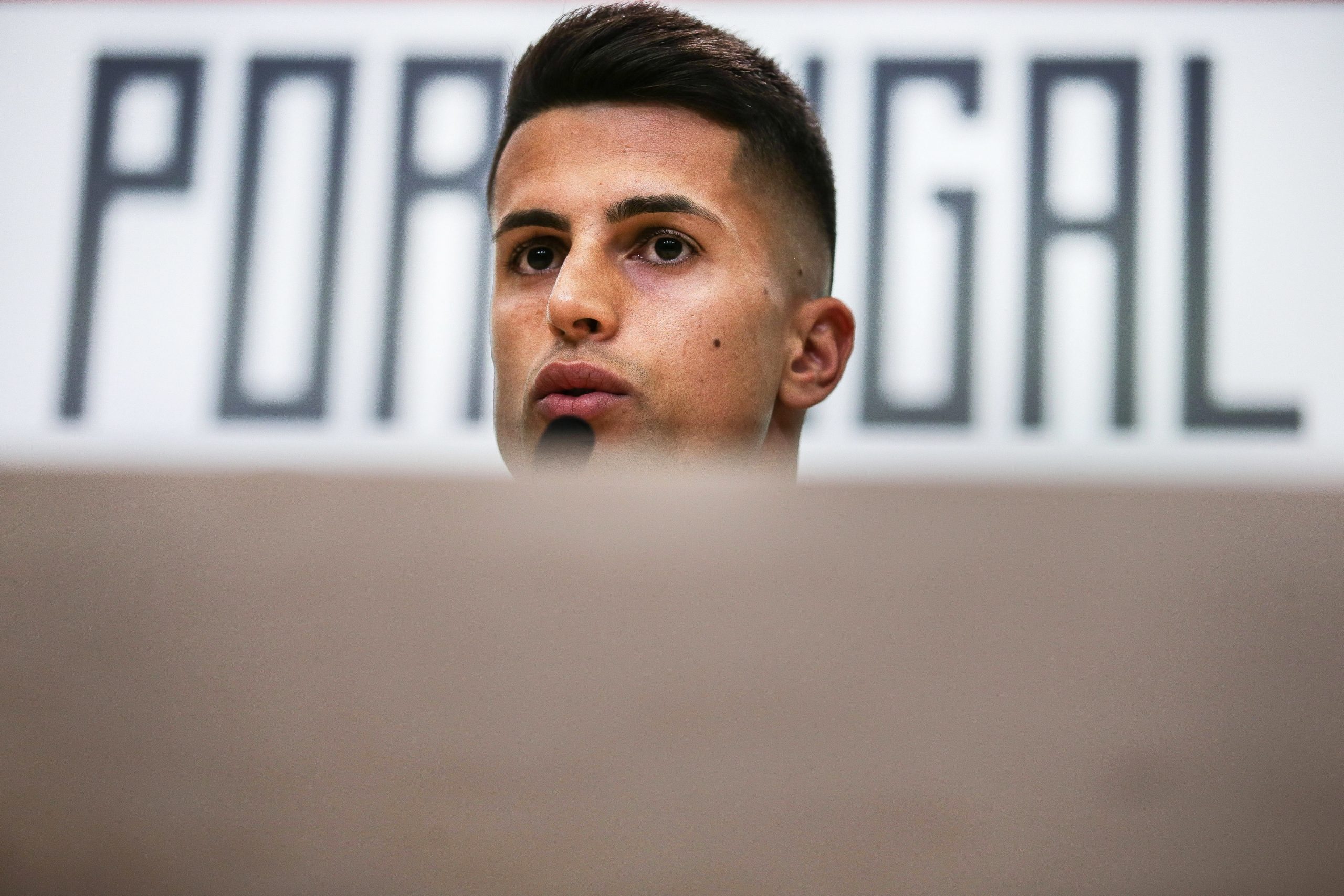 Cancelo satisfeito com a época na Juventus e elogioso para Ronaldo