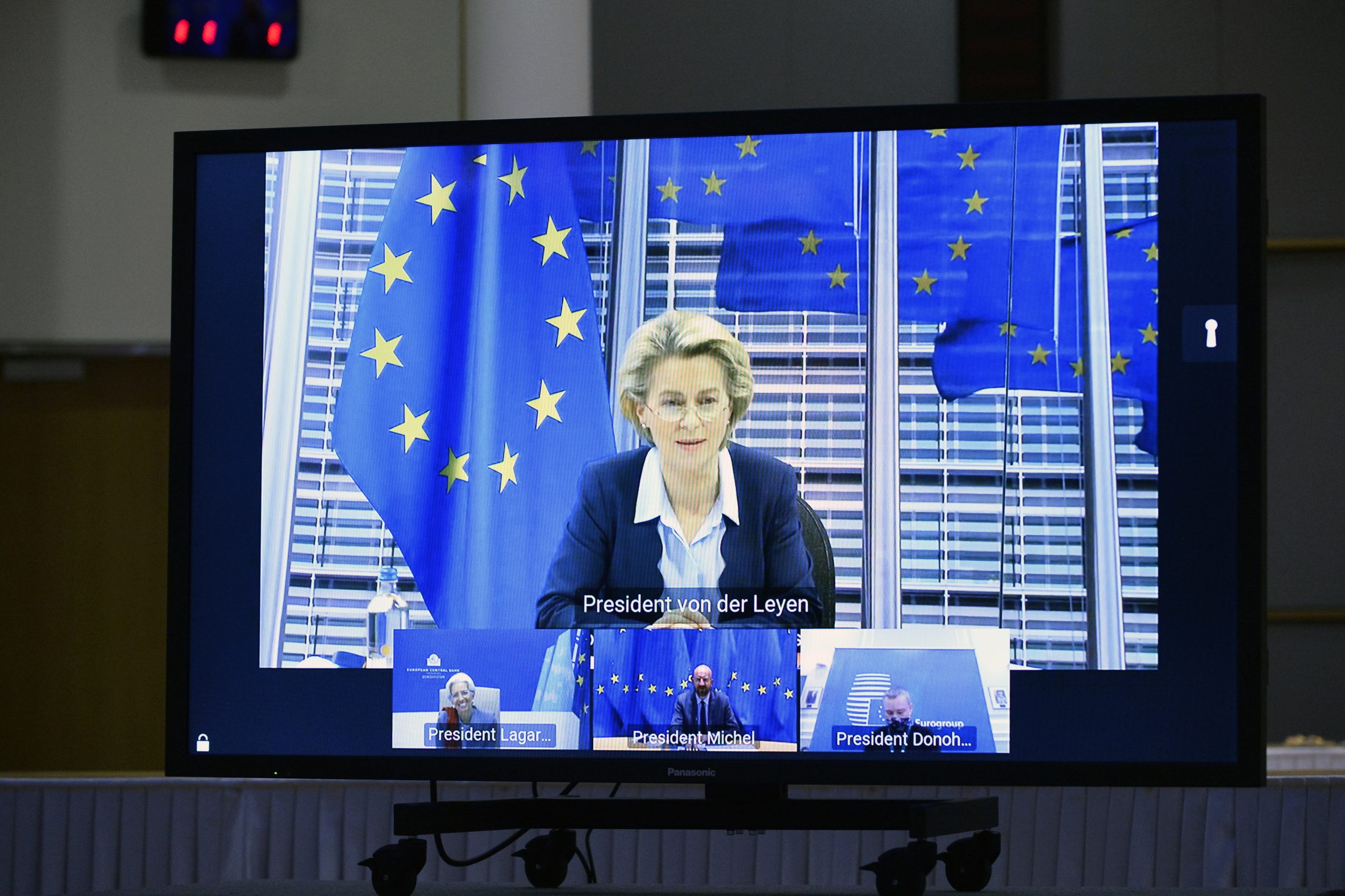 Von der Leyen vê “luz ao fundo do túnel” com vacinas na UE antes de 2021 — mas pede disciplina