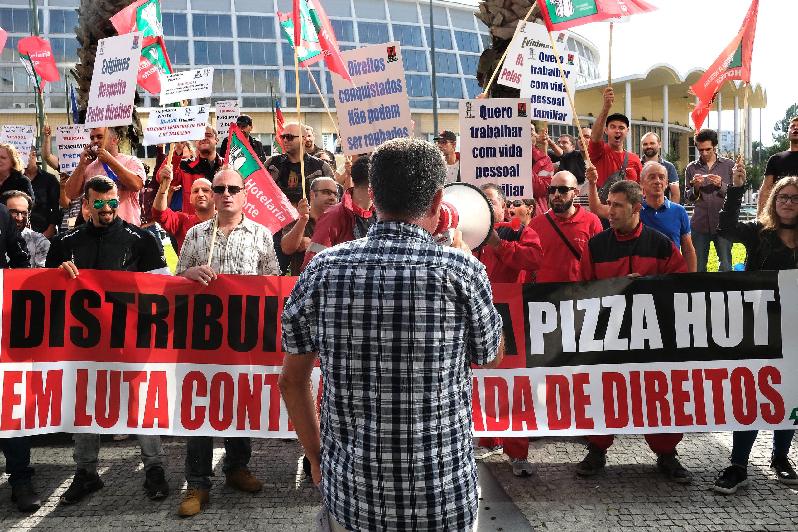 Trabalhadores da Ibersol em greve exigem melhores salários e condições laborais