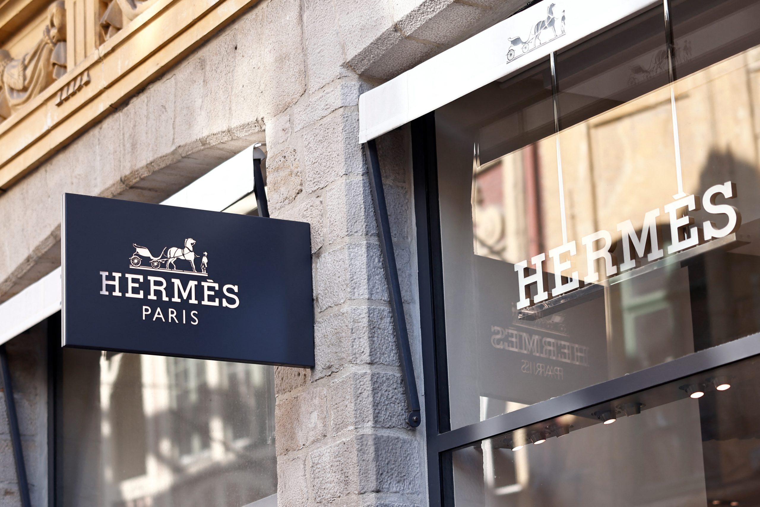 Bilionário da Hermès planeia deixar metade da fortuna a um ex-jardineiro