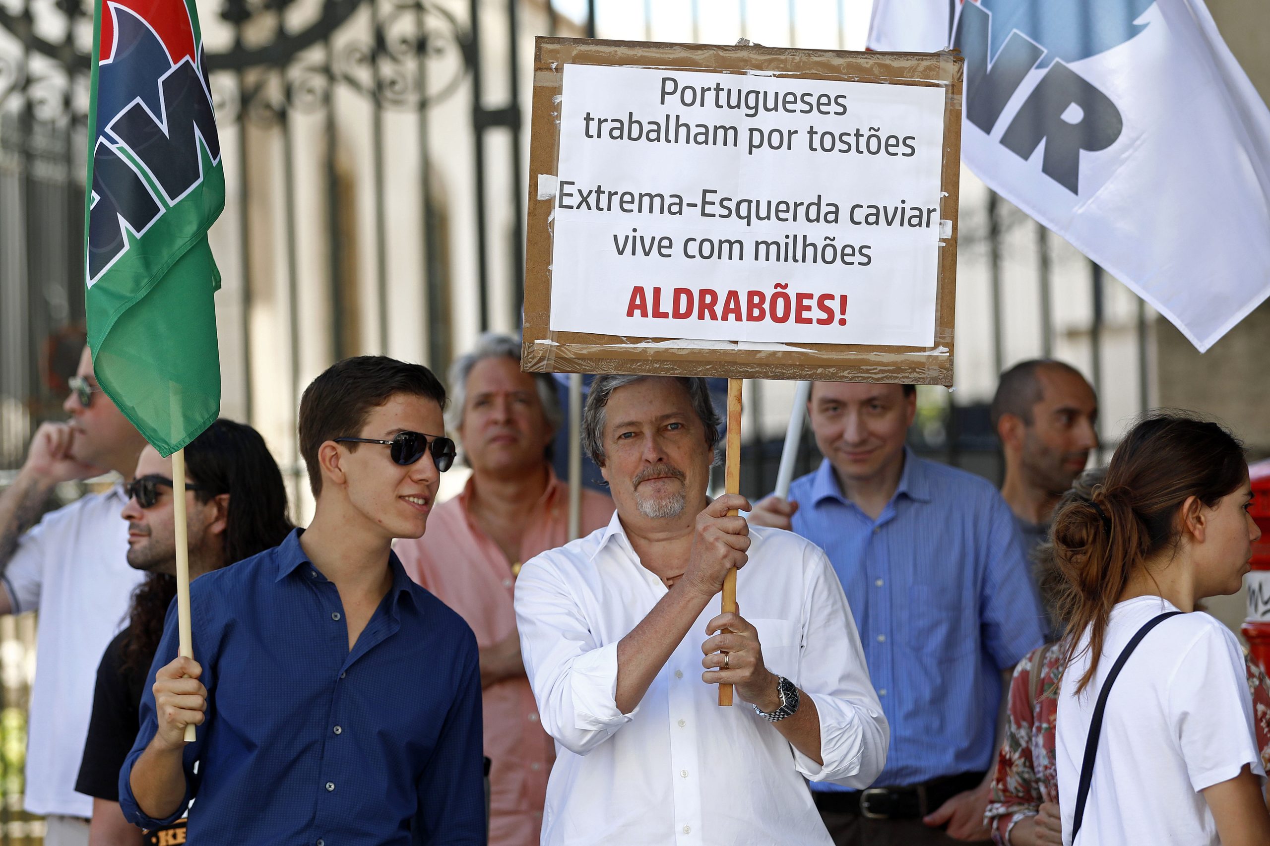 Apoiantes do PNR manifestaram-se em frente ao prédio de Ricardo Robles