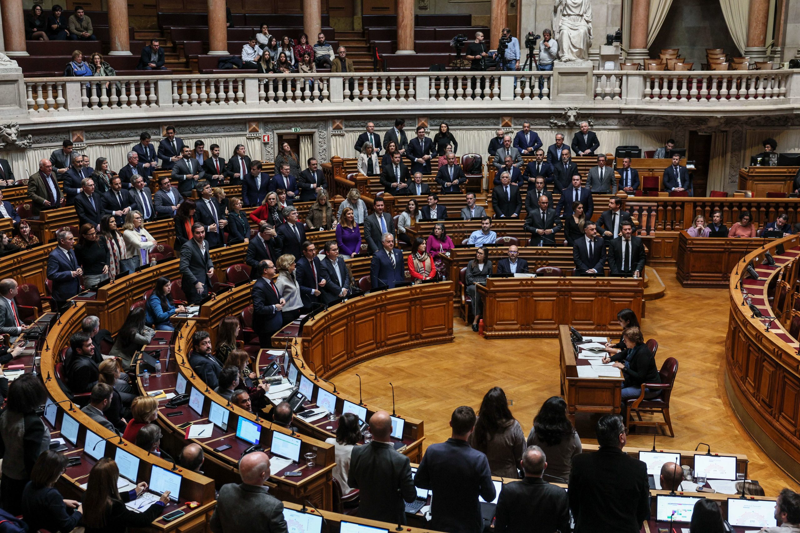 PS admite refletir sobre limites temporais a mandatos de deputados
