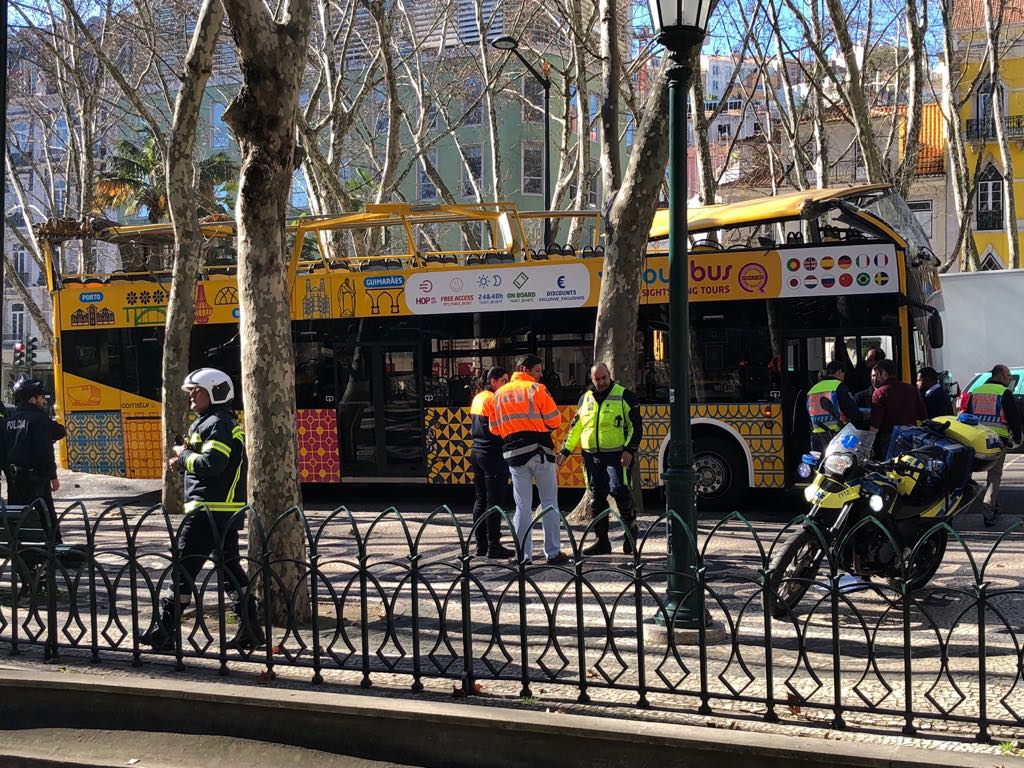 Carris abre inquérito a acidente de autocarro em Lisboa