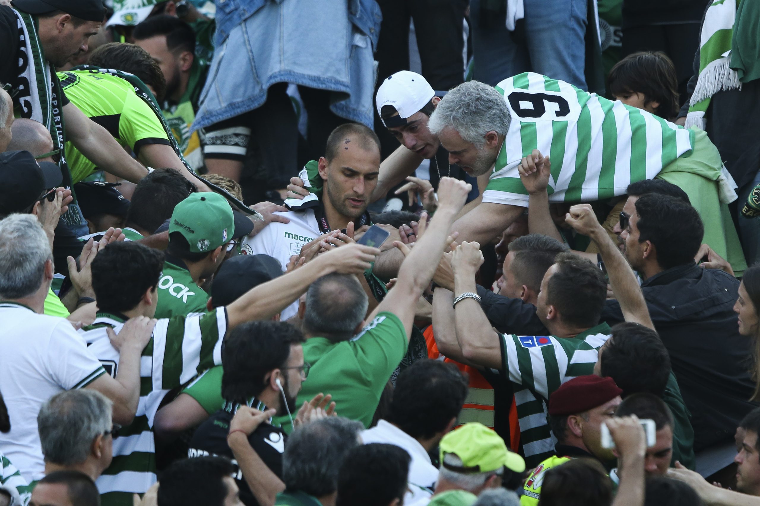 Bas Dost e Bruno Fernandes regressam aos treinos do Sporting