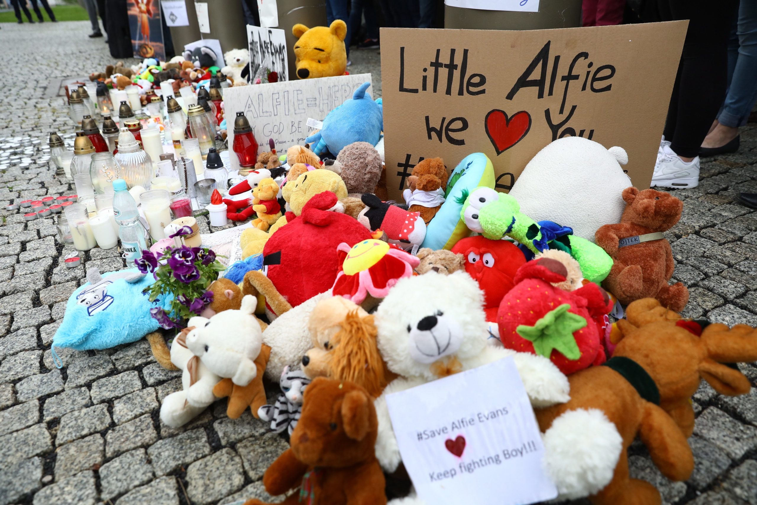 Morreu Alfie, o bebé britânico que tinha uma doença degenerativa e foi alvo de uma batalha judicial