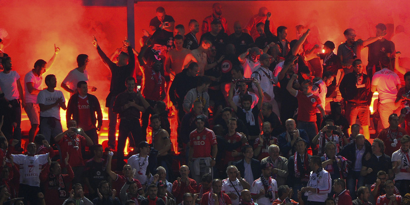Benfica proibido de vender bilhetes para jogo com a Juventus após uso de tochas em Amesterdão