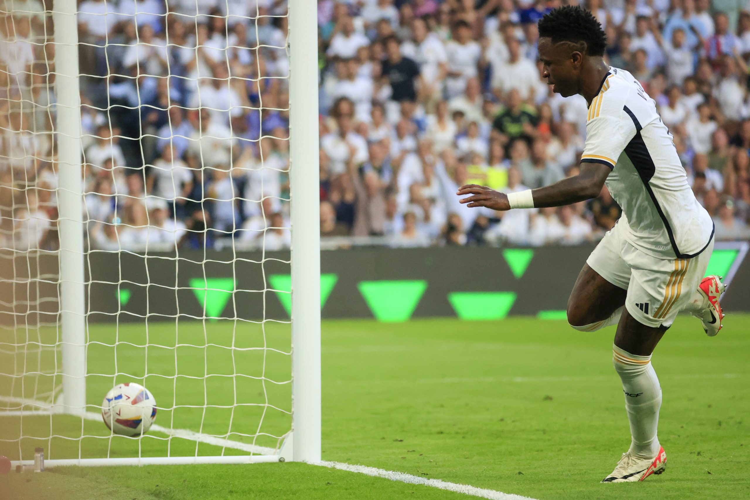 Real Madrid goleia Osasuna e segura liderança da Liga espanhola