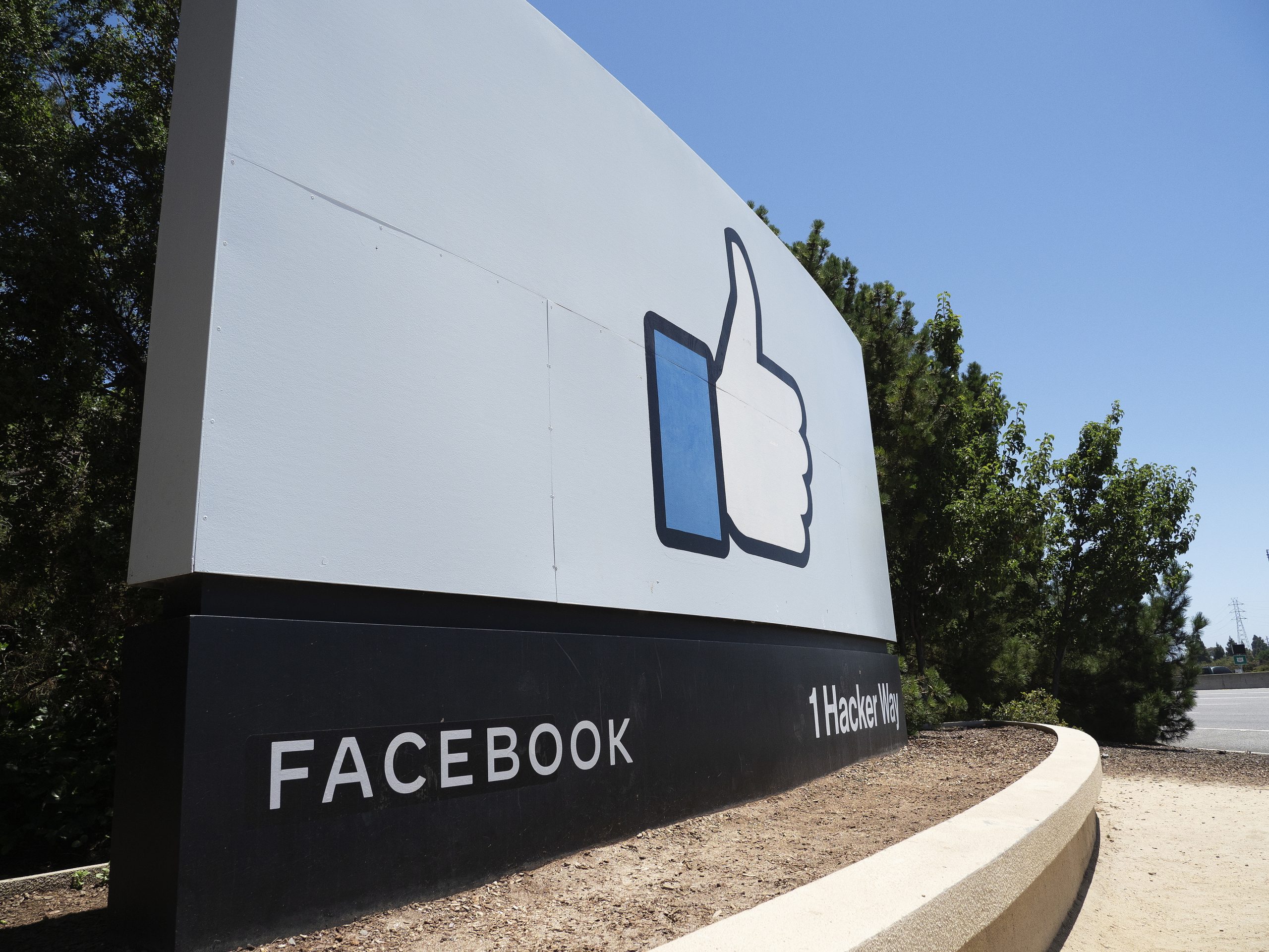 Hong Kong. Facebook e WhatsApp deixam de responder a pedidos sobre utilizadores