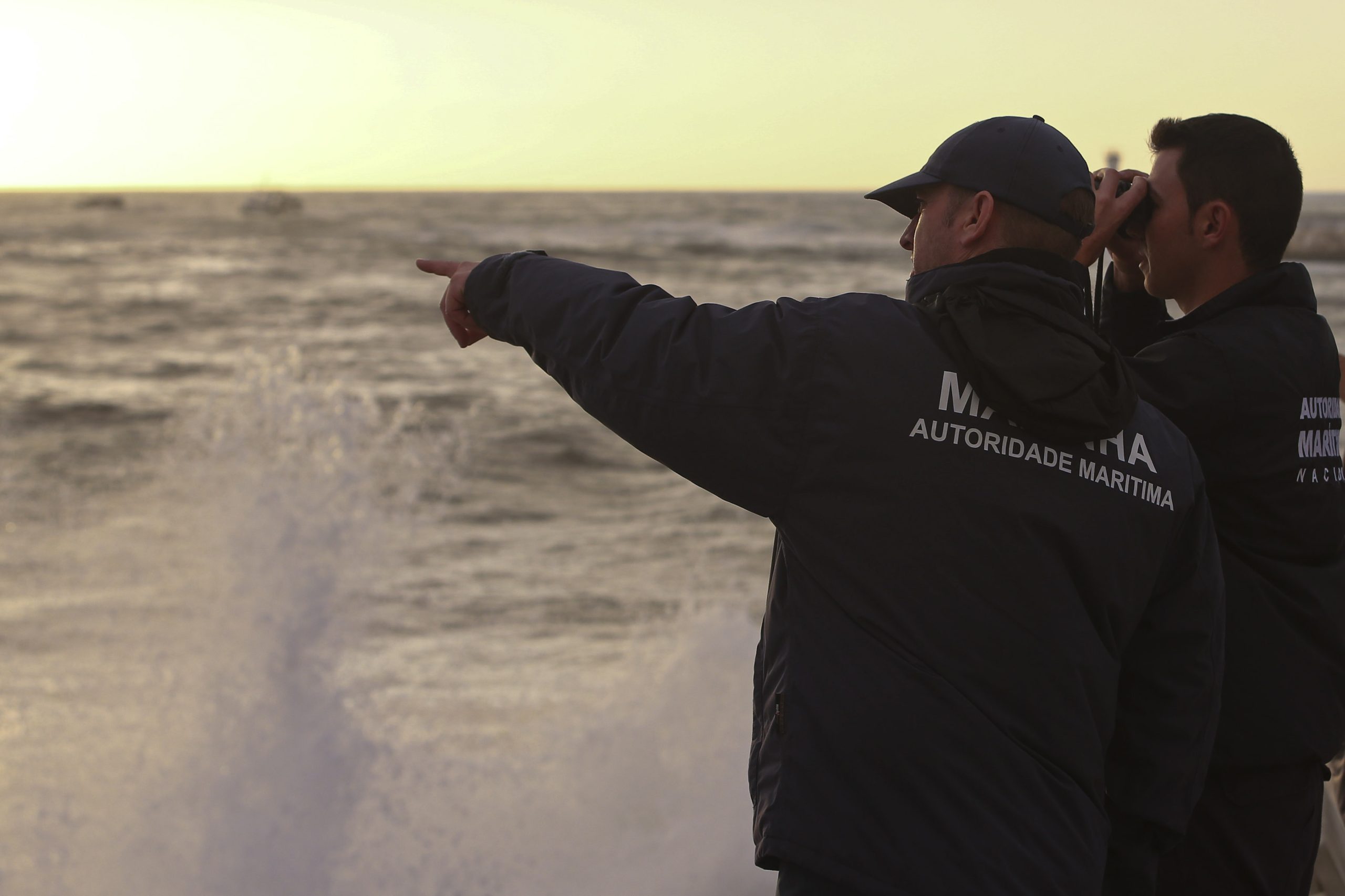 Marinha alarga área de buscas por pescadores desaparecidos e recolhe objetos de embarcação