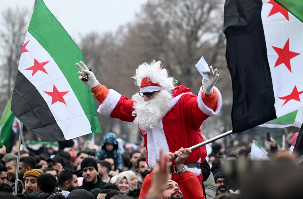 Sírios dentro e fora do país celebram a queda de Assad