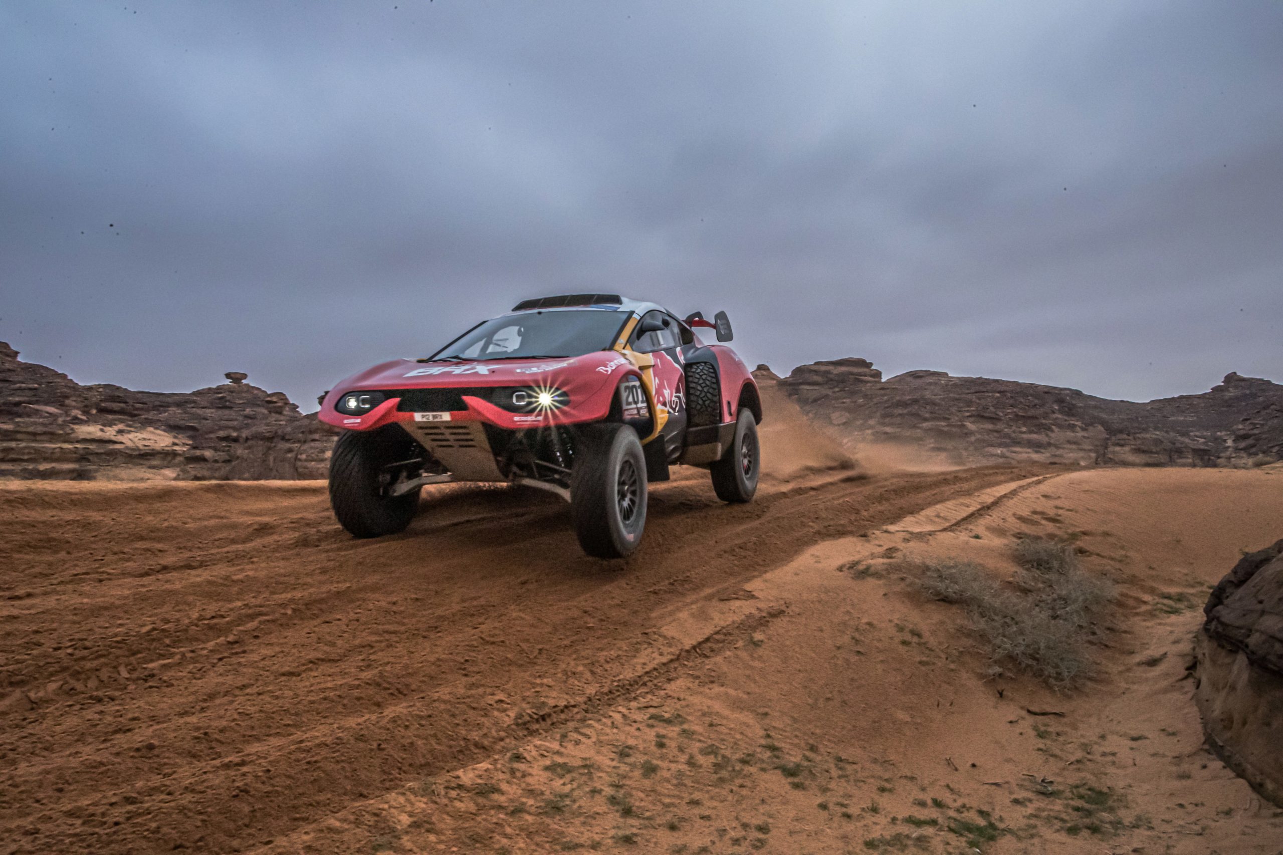 Loeb vence quarta etapa nos carros que terminou em polémica