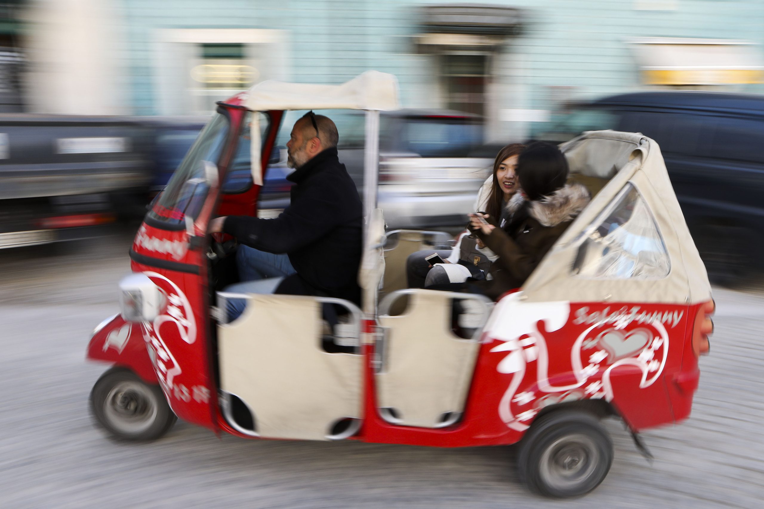Acidente com tuk-tuk e viatura faz um morto e um ferido em Lisboa