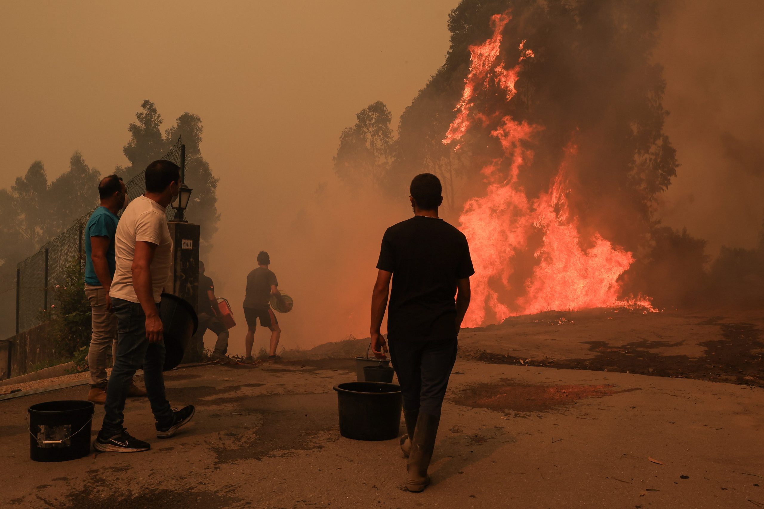Incêndio em Castelo Branco “continua ativo”