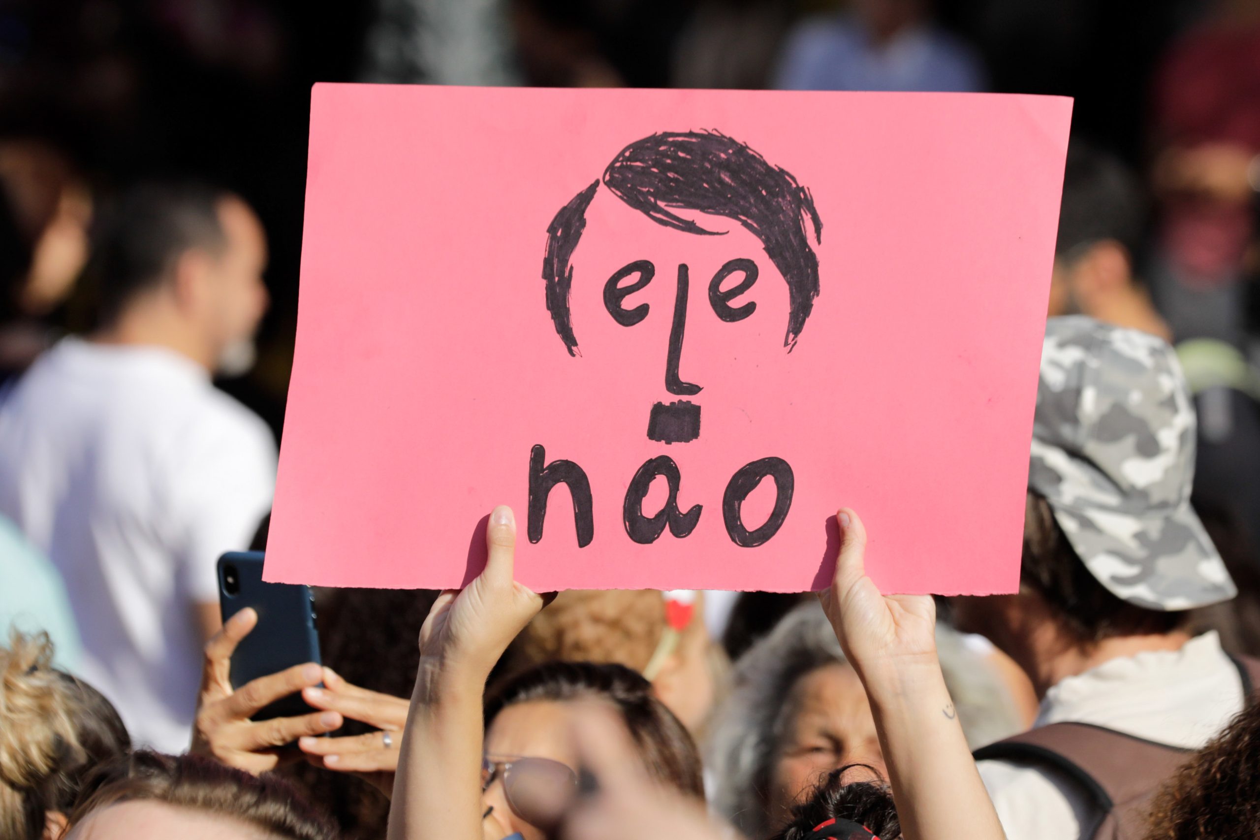 Eleições no Brasil. Cerca de 300 pessoas em Lisboa dizem “Ele não” ao candidato Bolsonaro
