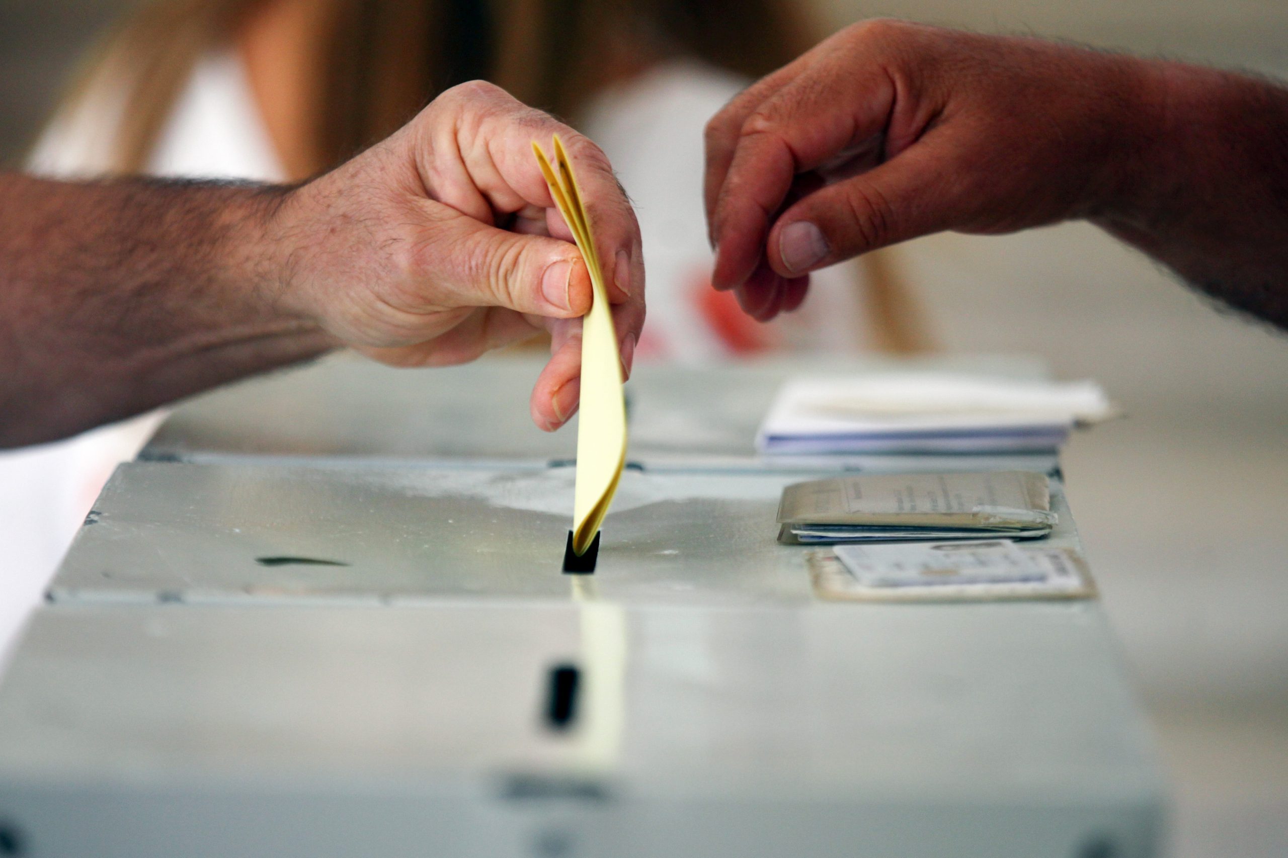 Projetos para voto antecipado de eleitores em confinamento aprovados na generalidade
