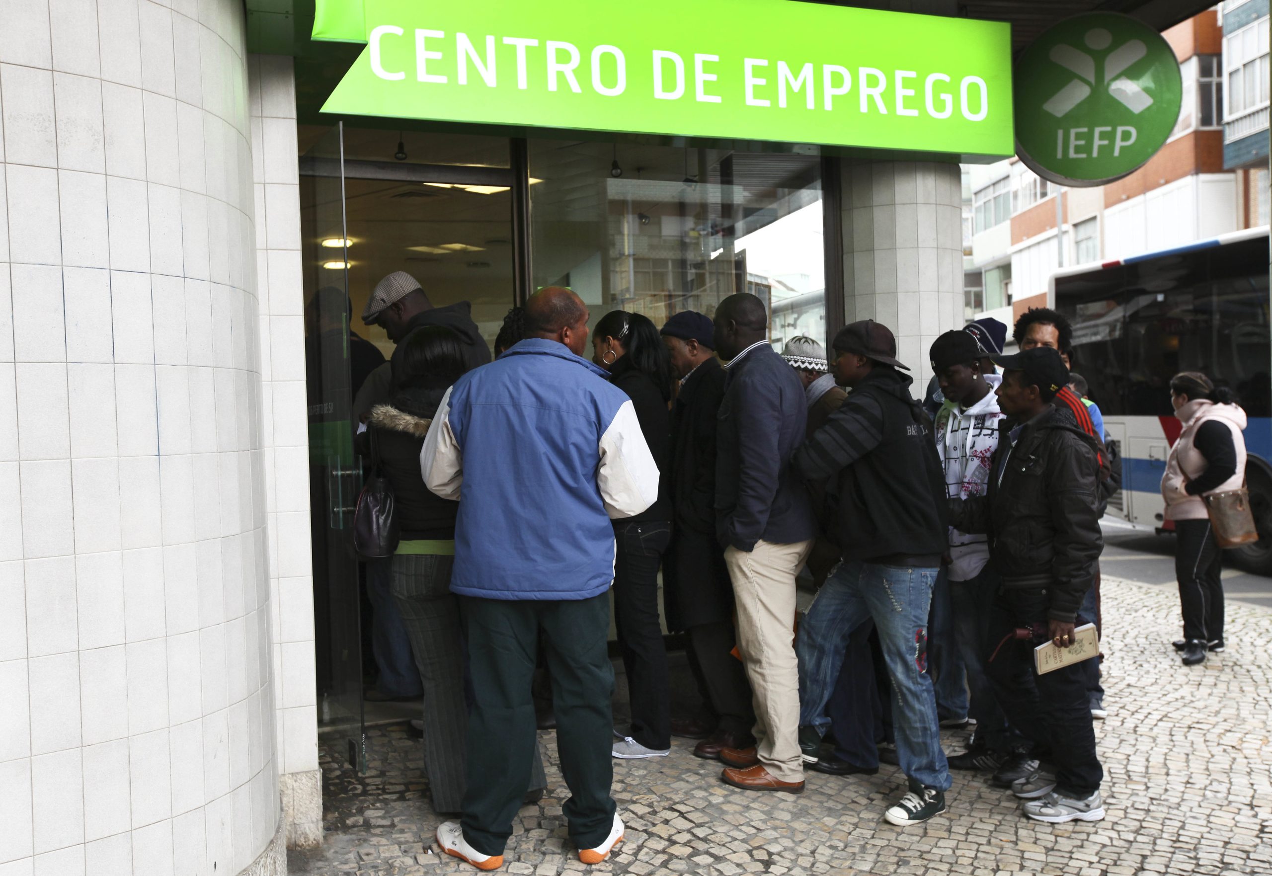 Número de inscritos nos centros de emprego em agosto cai 19,1% em termos homólogos