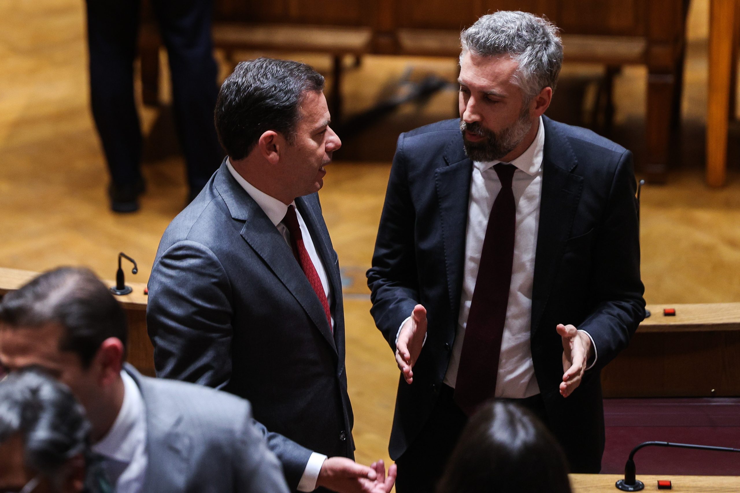 Luís Montenegro e Pedro Nuno Santos reúnem-se para eleger presidente da AR à quarta tentativa