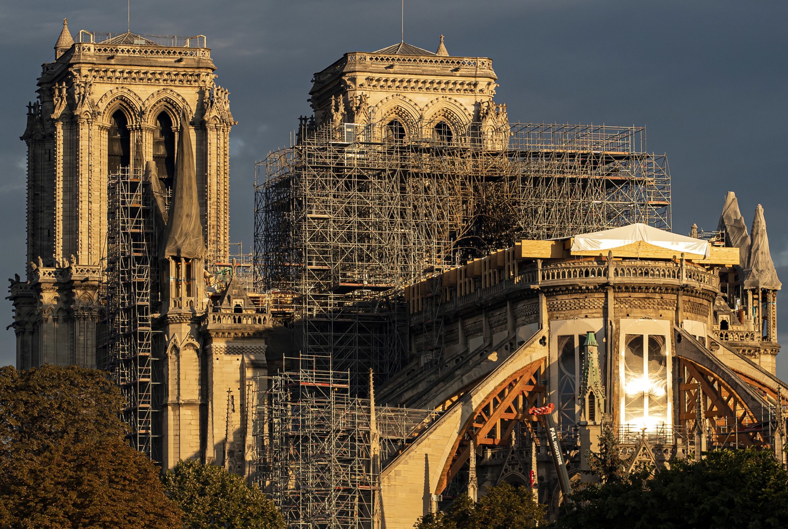 Bilionário francês oferece 100 milhões de euros para reconstrução de Notre-Dame