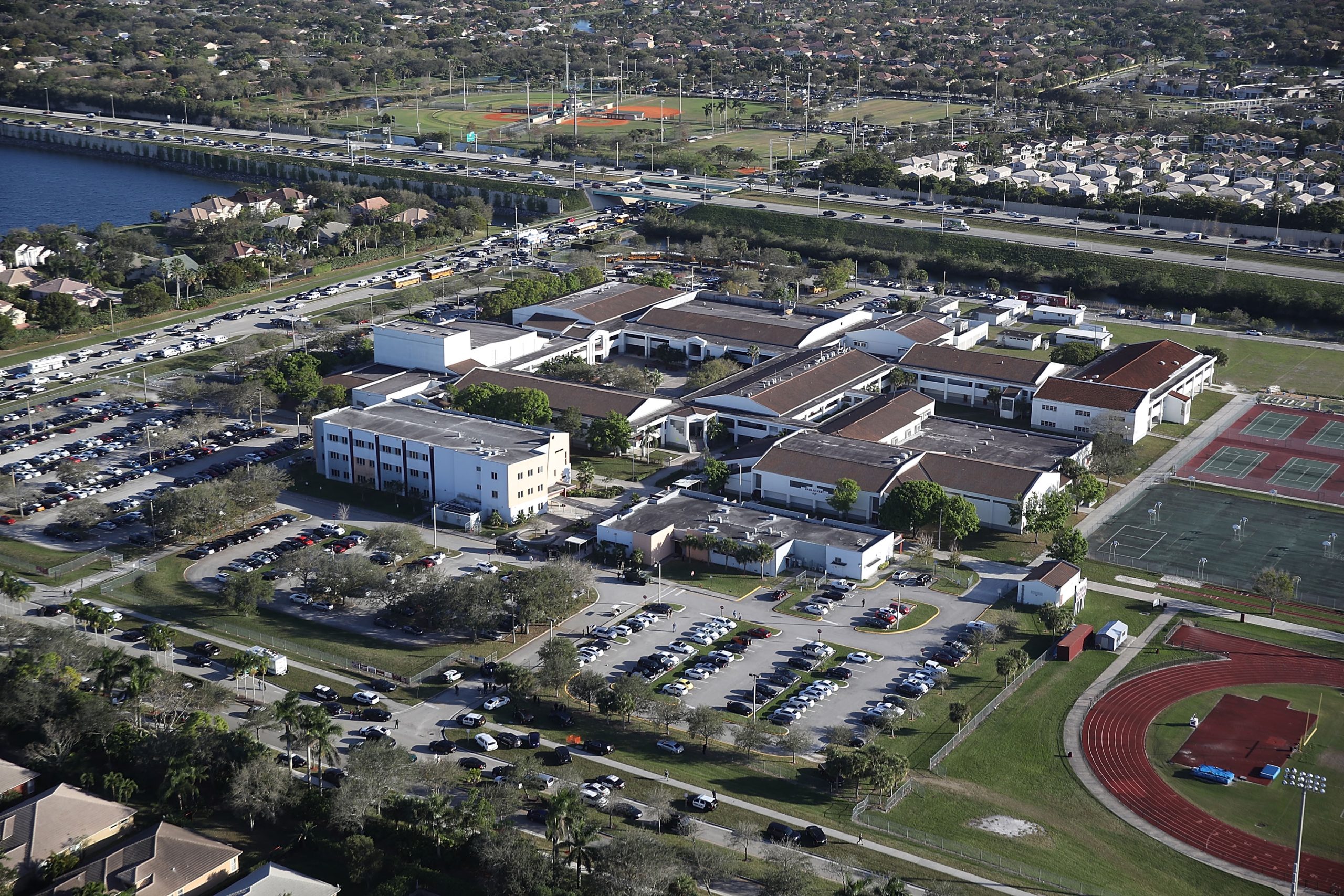 EUA. Pelo menos 17 mortos em tiroteio numa escola secundária da Florida