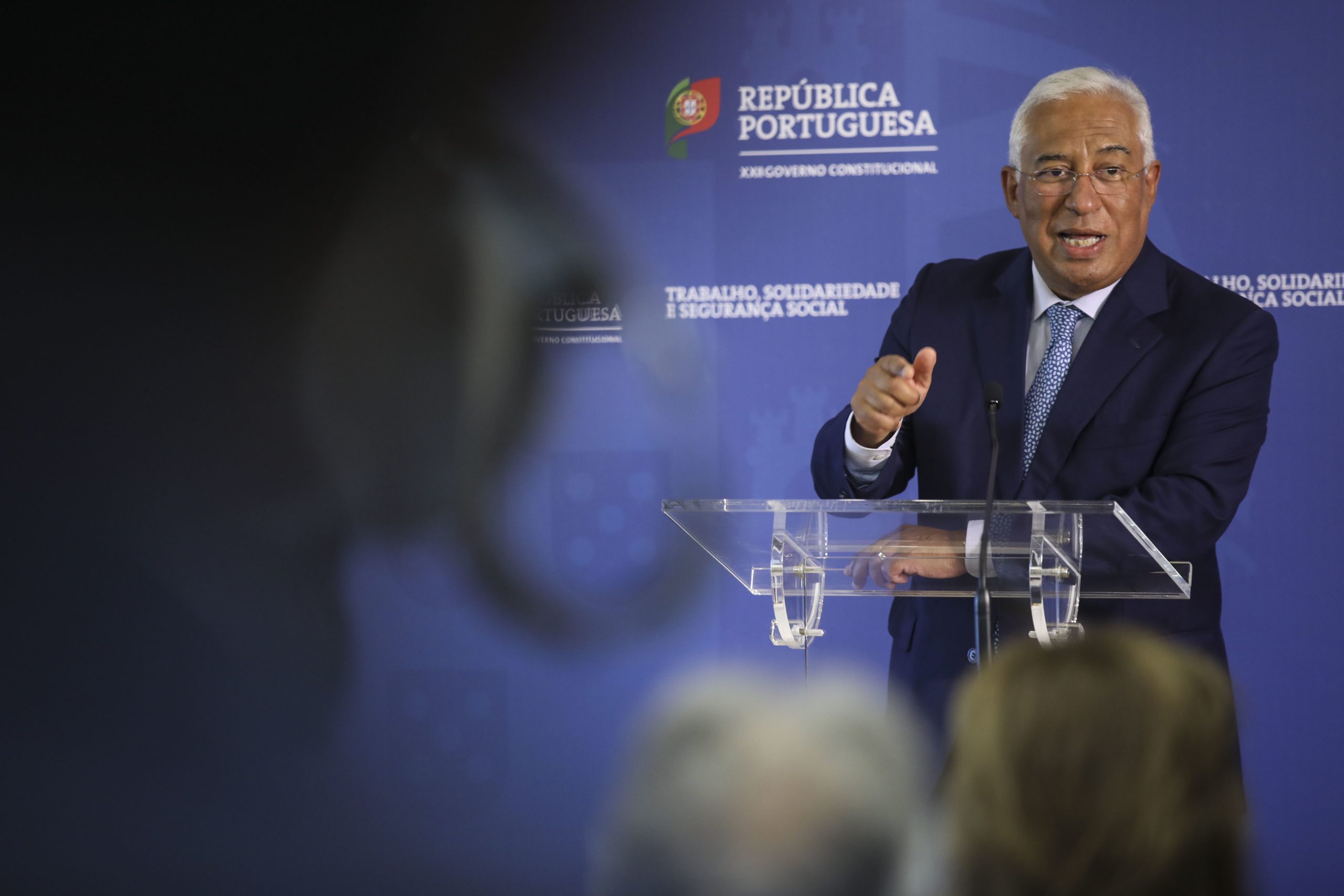 António Costa admite falhas na resposta. Governo quer agora colocar mais 15 mil trabalhadores em lares até final do ano